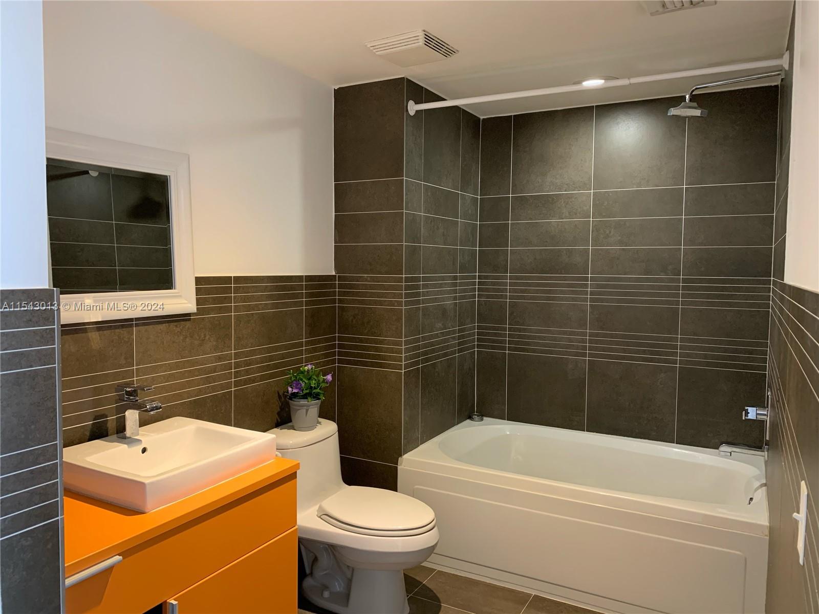 2155 Washington Ct 501, Miami Beach, Florida 33139, 2 Bedrooms Bedrooms, ,2 BathroomsBathrooms,Residentiallease,For Rent,2155 Washington Ct 501,A11543013