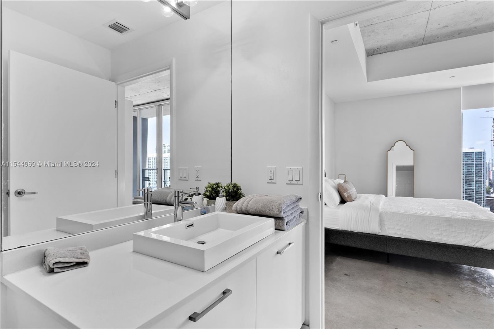 151 SE 1st St 3203, Miami, Florida 33131, 1 Bedroom Bedrooms, ,1 BathroomBathrooms,Residentiallease,For Rent,151 SE 1st St 3203,A11544969