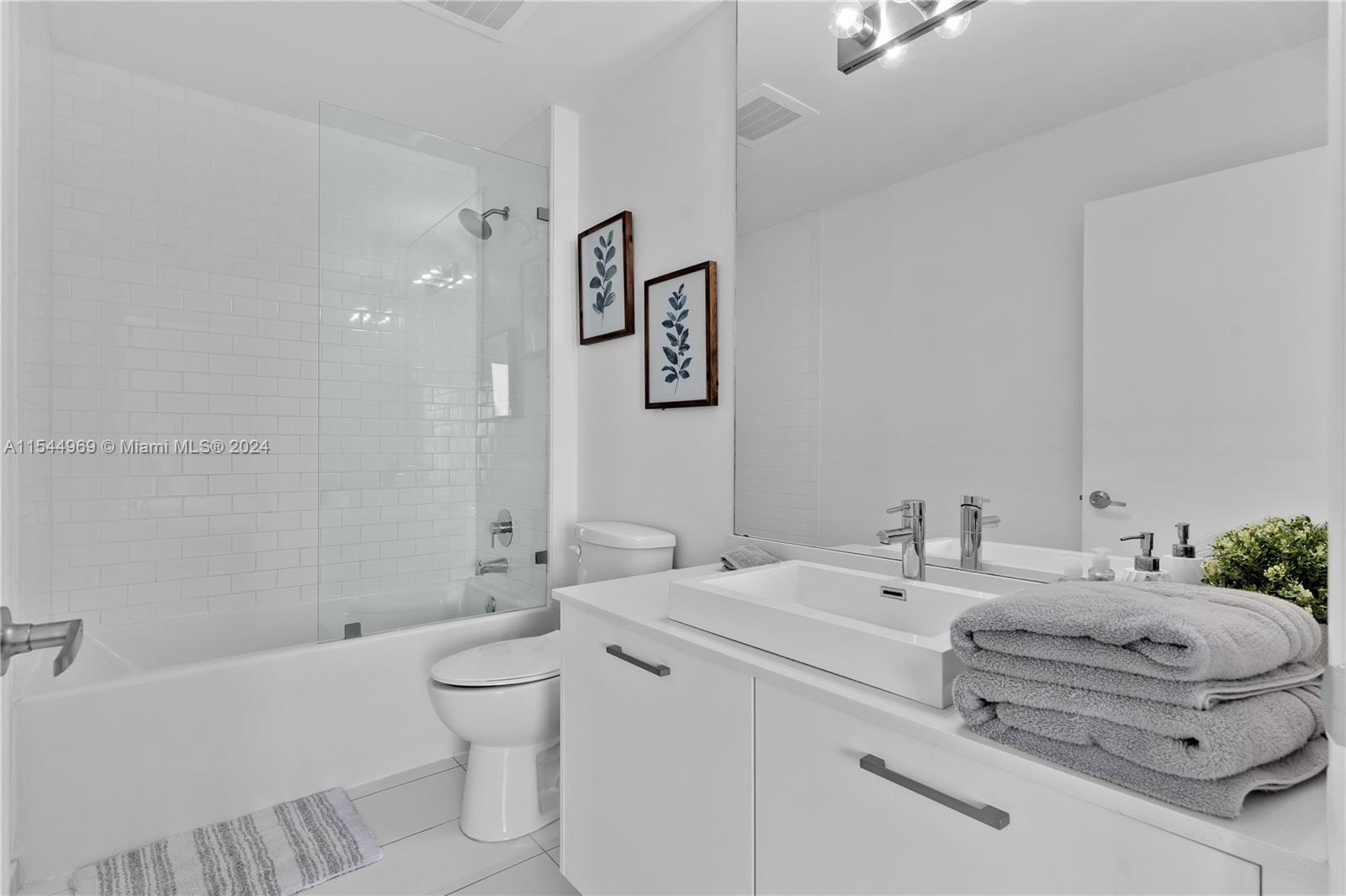 151 SE 1st St 3203, Miami, Florida 33131, 1 Bedroom Bedrooms, ,1 BathroomBathrooms,Residentiallease,For Rent,151 SE 1st St 3203,A11544969