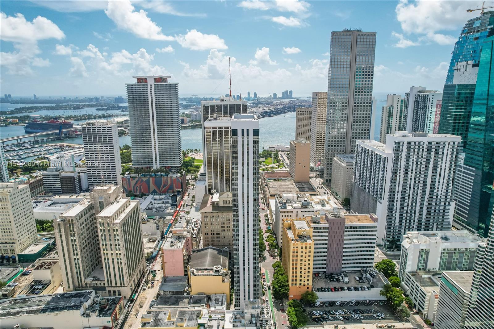 151 SE 1st St 3203, Miami, Florida 33131, 1 Bedroom Bedrooms, ,1 BathroomBathrooms,Residentiallease,For Rent,151 SE 1st St 3203,A11544969