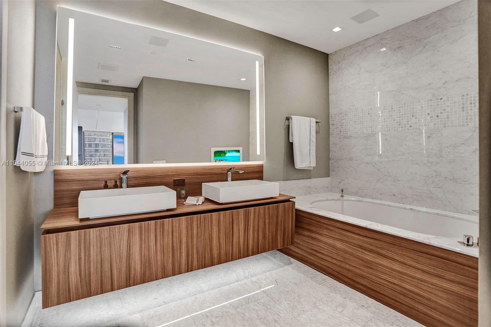 1000 Brickell Plz PH5208, Miami, Florida 33131, 3 Bedrooms Bedrooms, ,3 BathroomsBathrooms,Residentiallease,For Rent,1000 Brickell Plz PH5208,A11544055