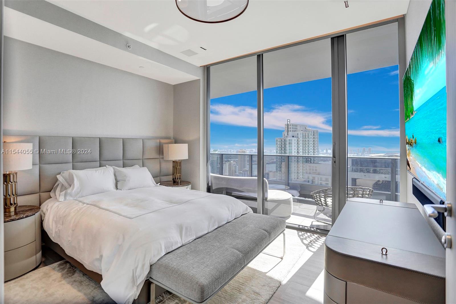 1000 Brickell Plz PH5208, Miami, Florida 33131, 3 Bedrooms Bedrooms, ,3 BathroomsBathrooms,Residentiallease,For Rent,1000 Brickell Plz PH5208,A11544055