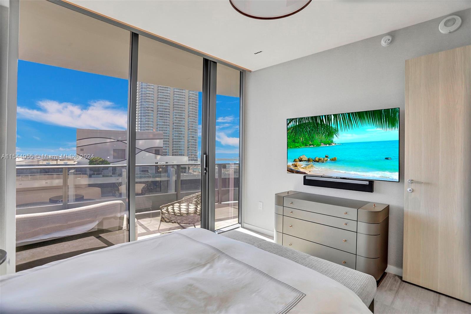 1000 Brickell Plz PH5208, Miami, Florida 33131, 3 Bedrooms Bedrooms, ,3 BathroomsBathrooms,Residentiallease,For Rent,1000 Brickell Plz PH5208,A11544055