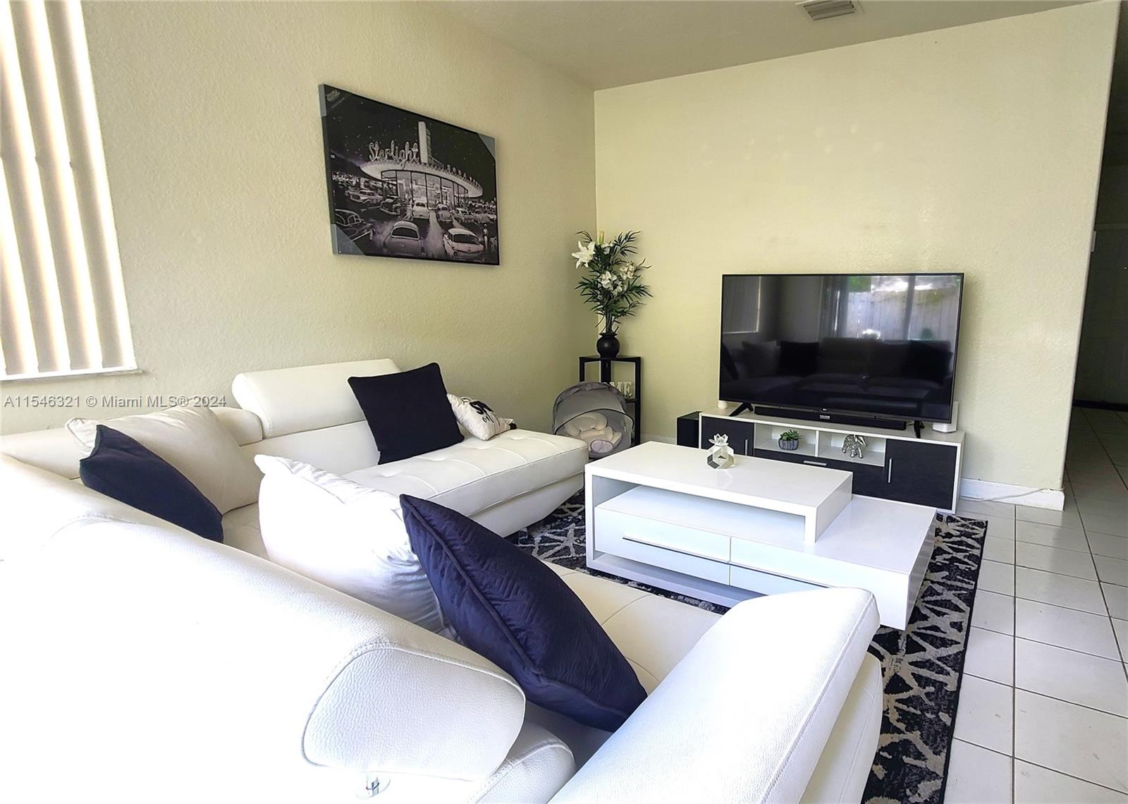 7010 NW 177th St C100, Hialeah, Florida 33015, 3 Bedrooms Bedrooms, ,3 BathroomsBathrooms,Residentiallease,For Rent,7010 NW 177th St C100,A11546321