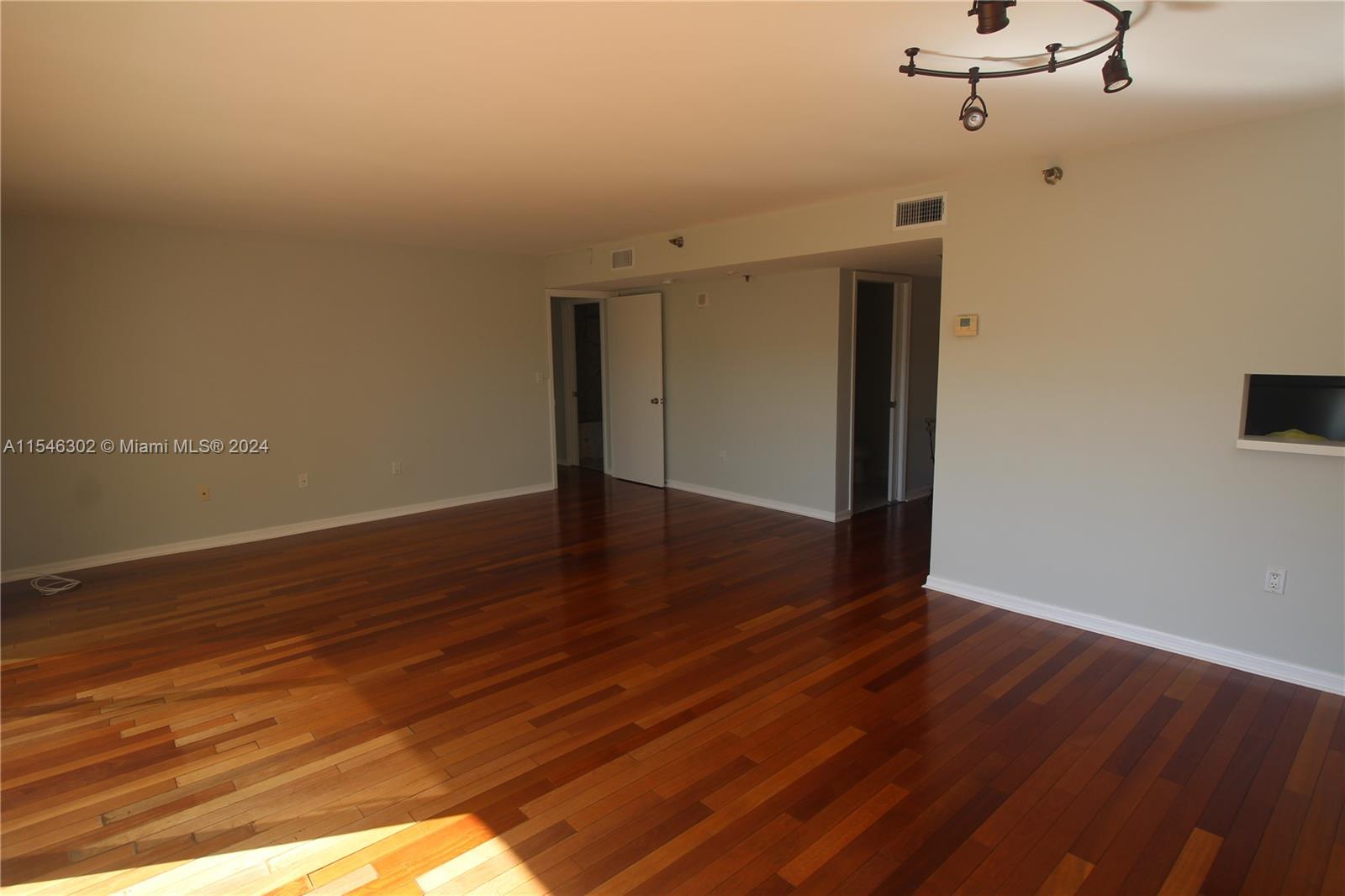 441 Valencia Ave 202, Coral Gables, Florida 33134, 1 Bedroom Bedrooms, ,1 BathroomBathrooms,Residentiallease,For Rent,441 Valencia Ave 202,A11546302