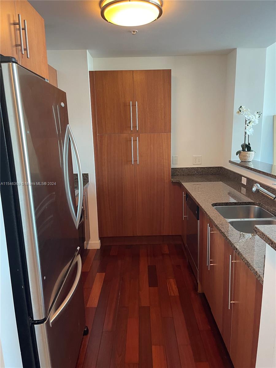 Beautiful 1/1 apartment, completely furnished, with assigned parking.Very good location, in front of Bayfront park near restaurants, supermarket and entertainments. One block from metromover. Min walk to Brickell.For showing please contact listing agent by email or text message. Easy to show with appointment. Is occupied until March, 31.