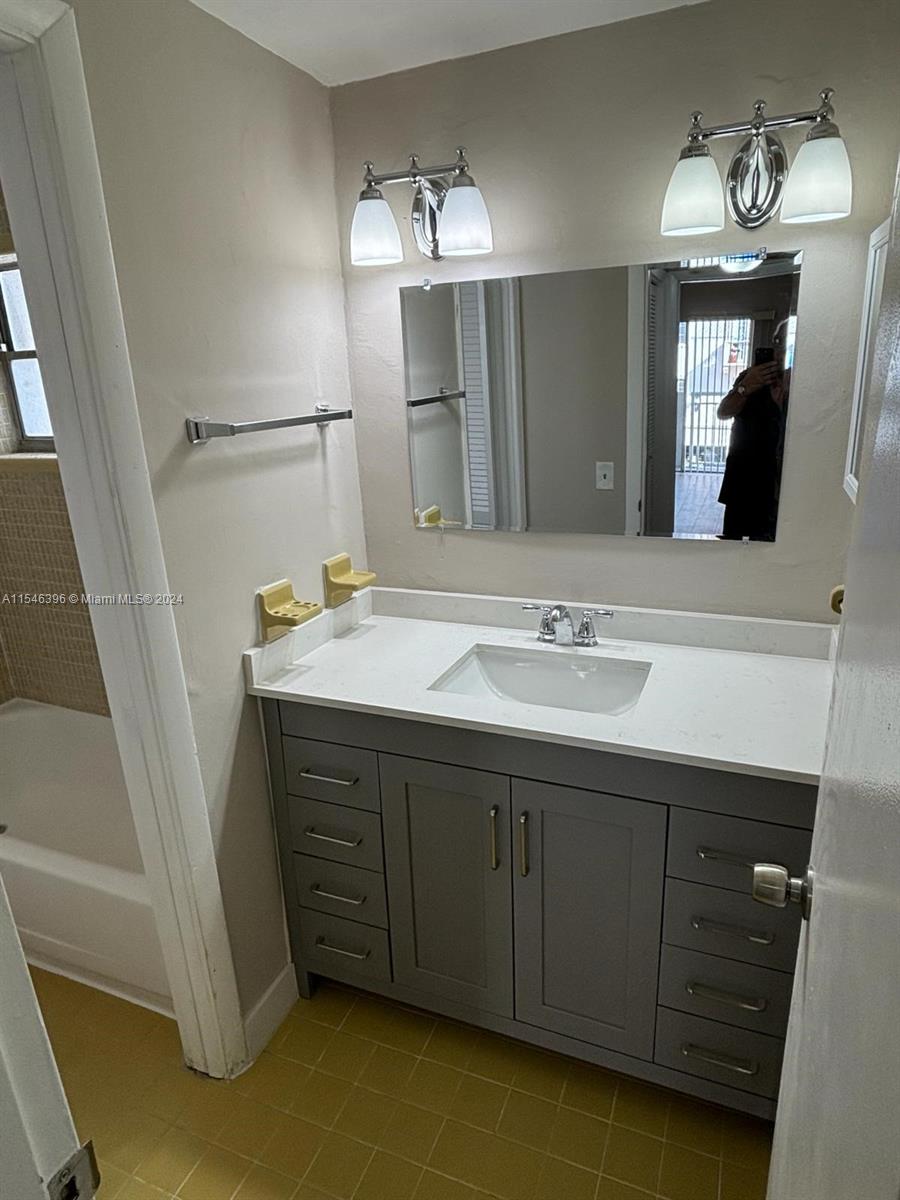 114 Mendoza Ave 32, Coral Gables, Florida 33134, 1 Bedroom Bedrooms, ,1 BathroomBathrooms,Residentiallease,For Rent,114 Mendoza Ave 32,A11546396