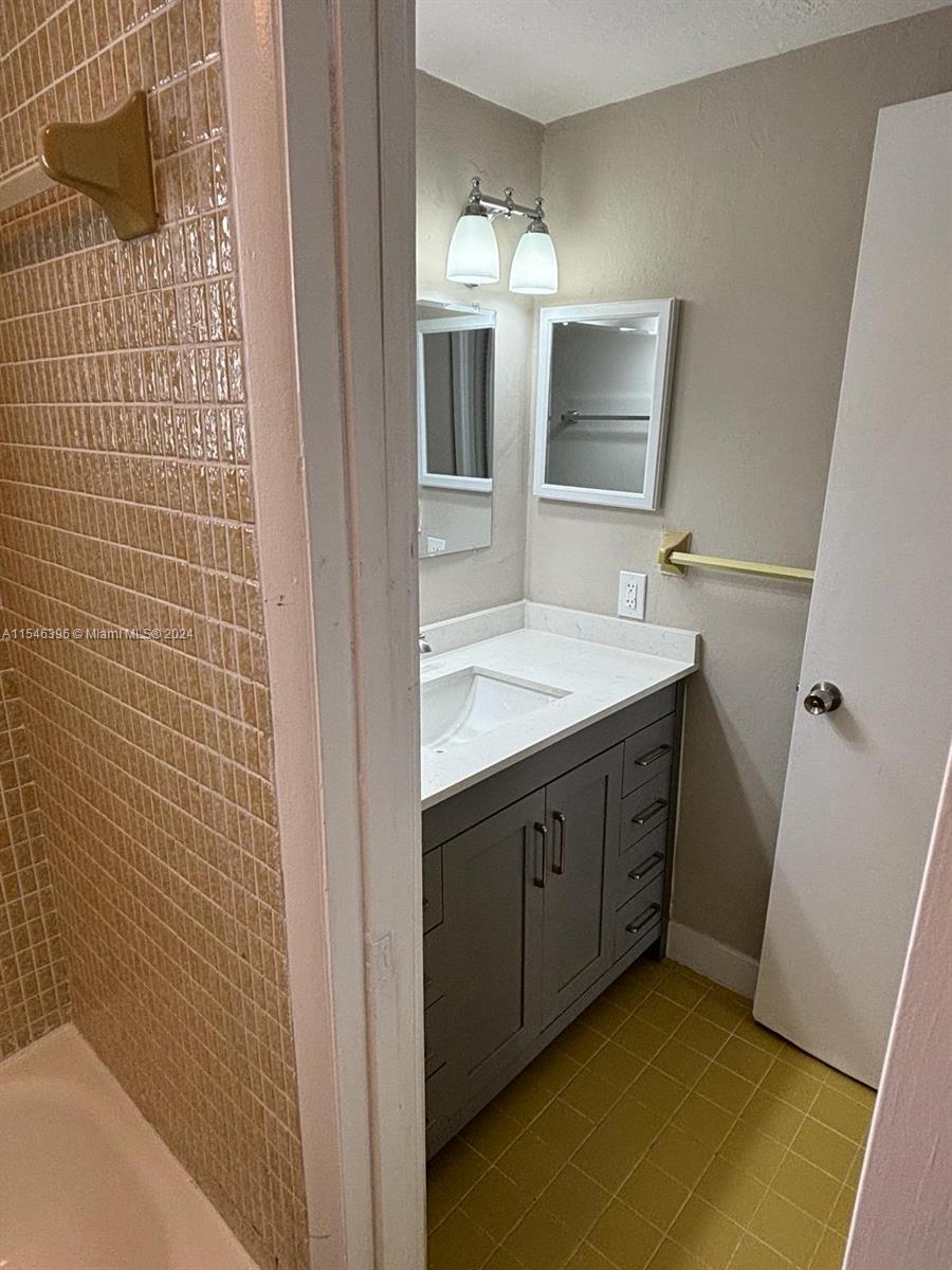 114 Mendoza Ave 32, Coral Gables, Florida 33134, 1 Bedroom Bedrooms, ,1 BathroomBathrooms,Residentiallease,For Rent,114 Mendoza Ave 32,A11546396
