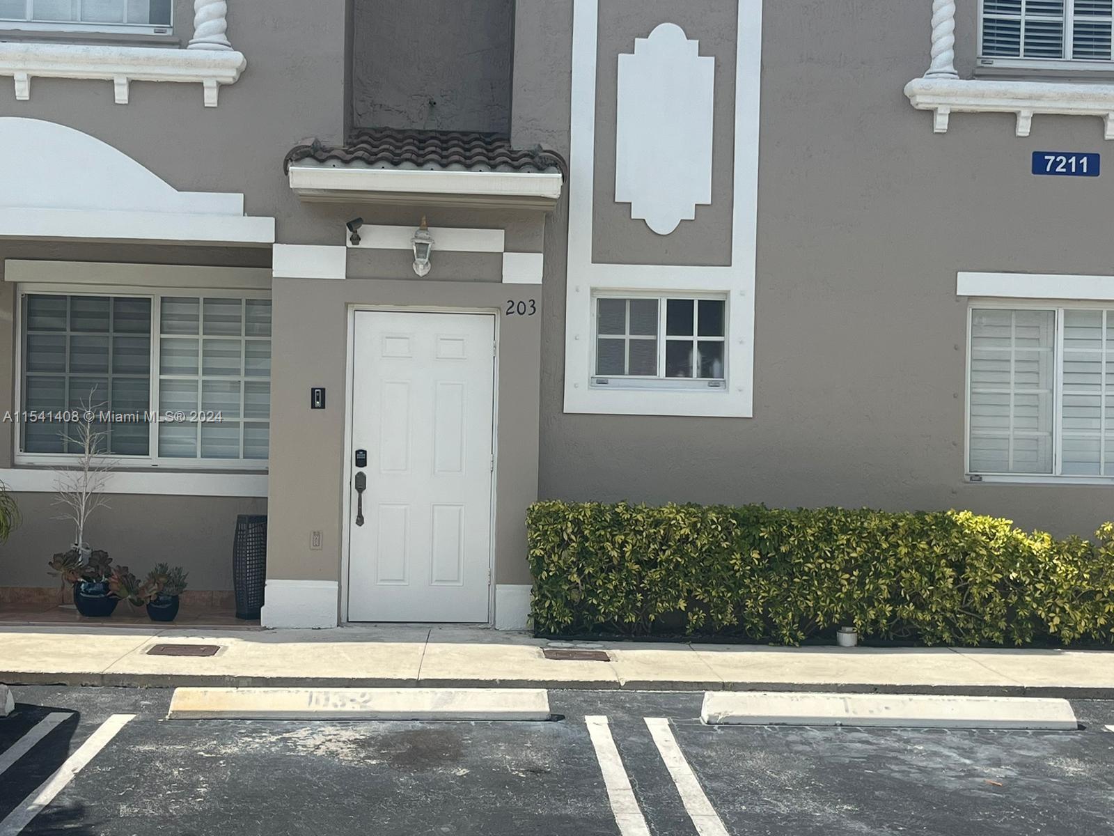 7211 NW 174th Ter 203, Hialeah, Florida 33015, 2 Bedrooms Bedrooms, ,2 BathroomsBathrooms,Residentiallease,For Rent,7211 NW 174th Ter 203,A11541408