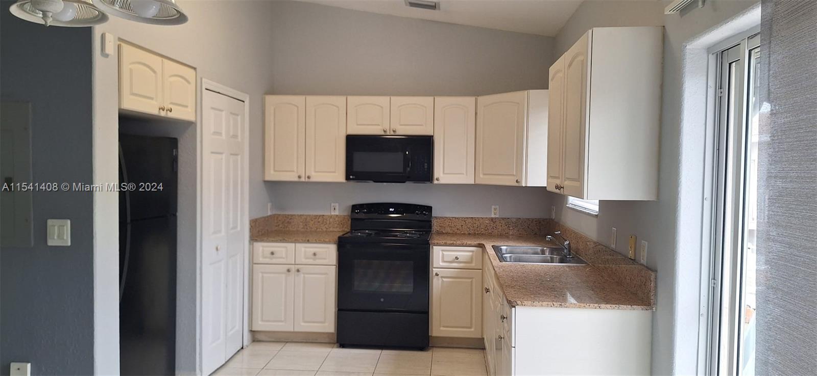 7211 NW 174th Ter 203, Hialeah, Florida 33015, 2 Bedrooms Bedrooms, ,2 BathroomsBathrooms,Residentiallease,For Rent,7211 NW 174th Ter 203,A11541408