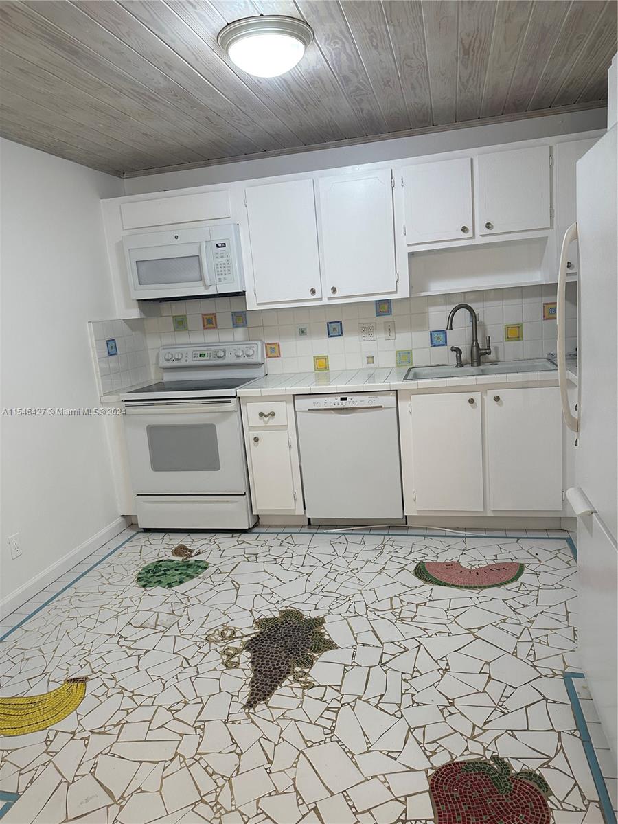 1811 Jefferson St 410, Hollywood, Florida 33020, 2 Bedrooms Bedrooms, ,2 BathroomsBathrooms,Residential,For Sale,1811 Jefferson St 410,A11546427