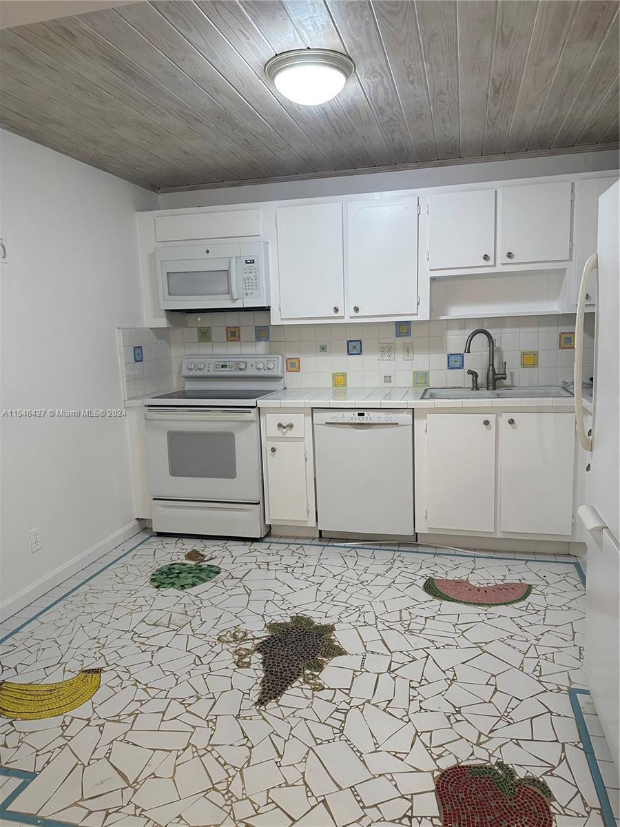 1811 Jefferson St 410, Hollywood, Florida 33020, 2 Bedrooms Bedrooms, ,2 BathroomsBathrooms,Residential,For Sale,1811 Jefferson St 410,A11546427