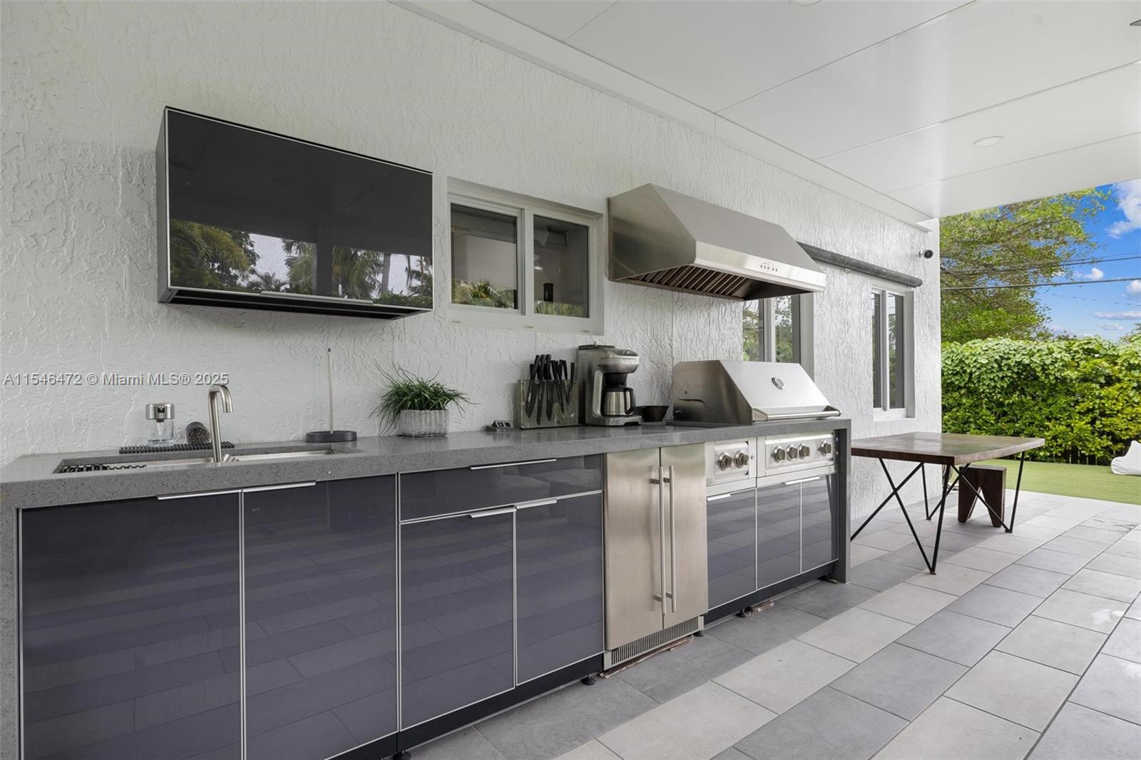 Outdoor built in kitchen