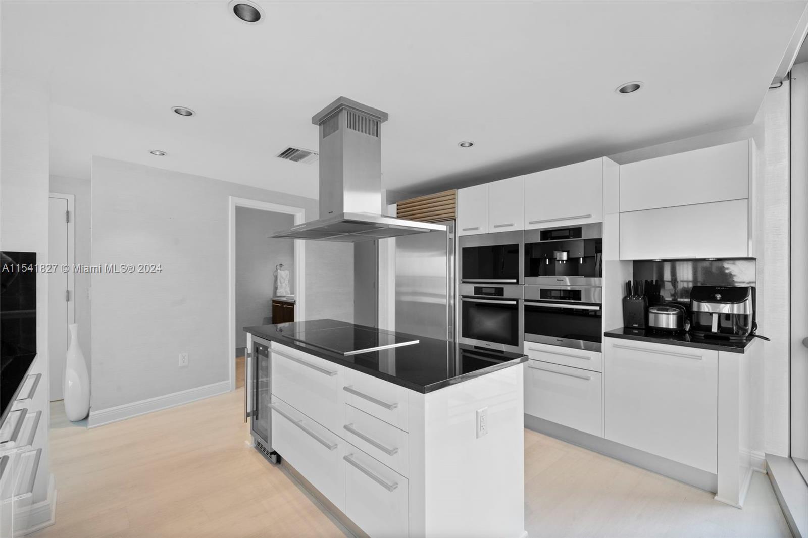 17121 Collins Ave, Sunny Isles Beach, FL, 33160 United States, 3 Bedrooms Bedrooms, ,3 BathroomsBathrooms,Residential,For Sale,Collins Ave,A11541827