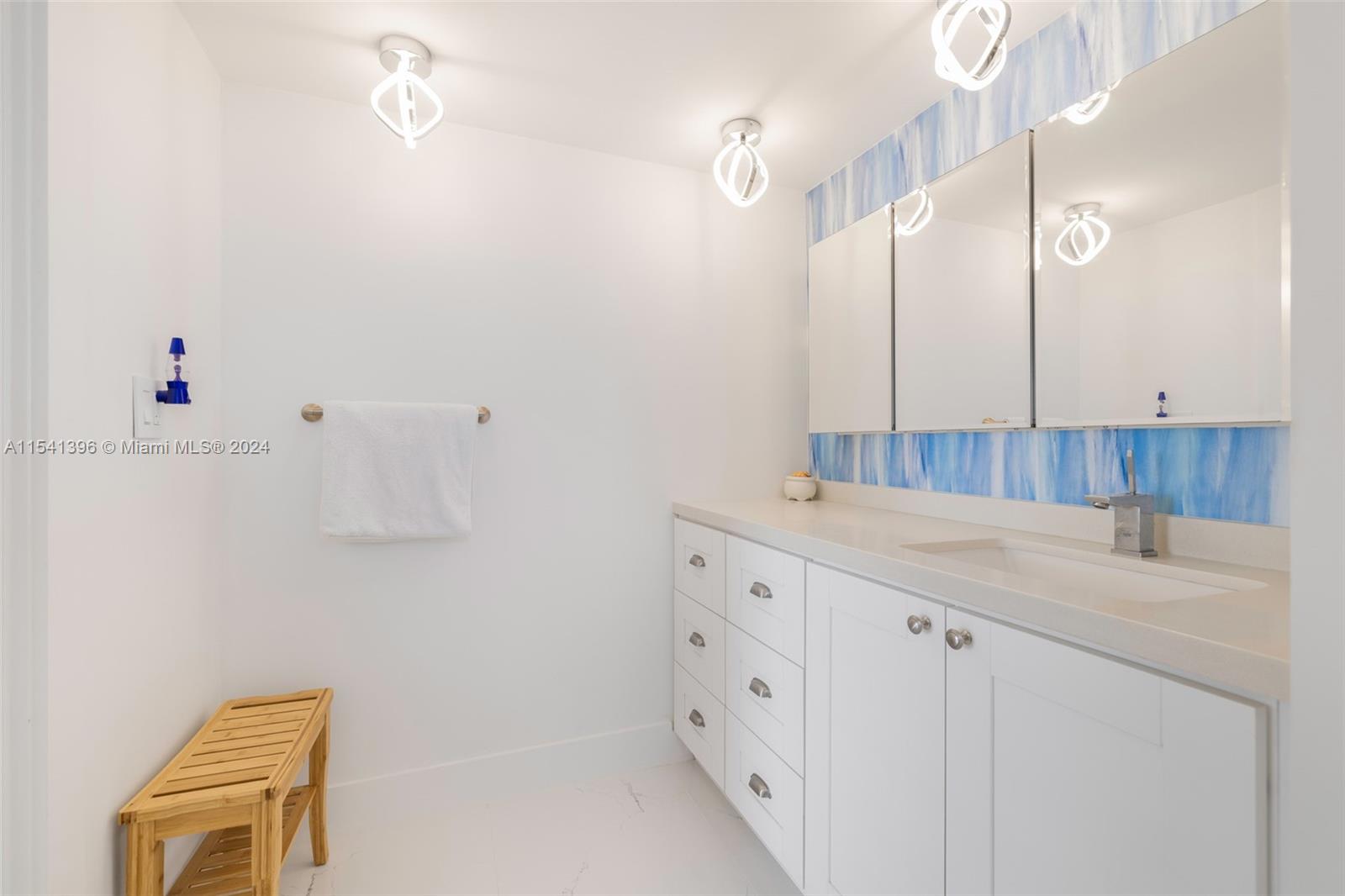6039 Collins Ave 1602, Miami Beach, Florida 33140, 2 Bedrooms Bedrooms, ,2 BathroomsBathrooms,Residentiallease,For Rent,6039 Collins Ave 1602,A11541396