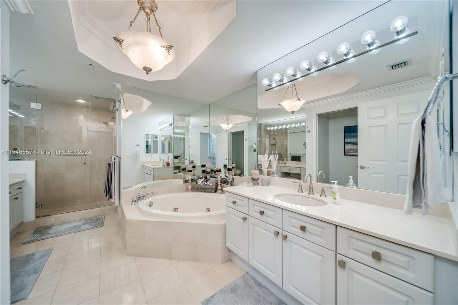 6001 N Ocean Dr 1401, Hollywood, Florida 33019, 3 Bedrooms Bedrooms, ,2 BathroomsBathrooms,Residential,For Sale,6001 N Ocean Dr 1401,A11546557