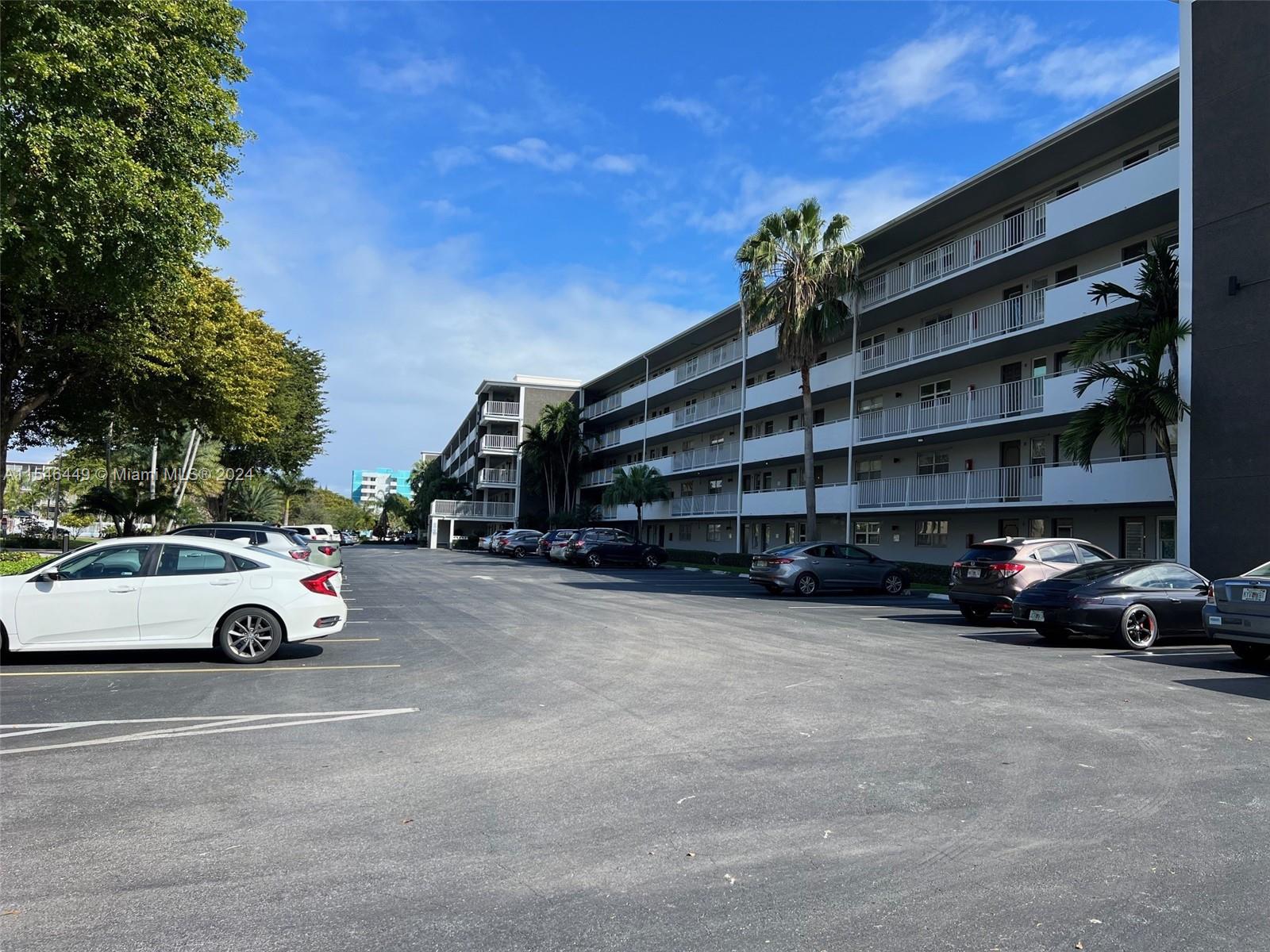 4800 Hillcrest LN 402, Hollywood, Florida 33021, 2 Bedrooms Bedrooms, ,2 BathroomsBathrooms,Residential,For Sale,4800 Hillcrest LN 402,A11546449