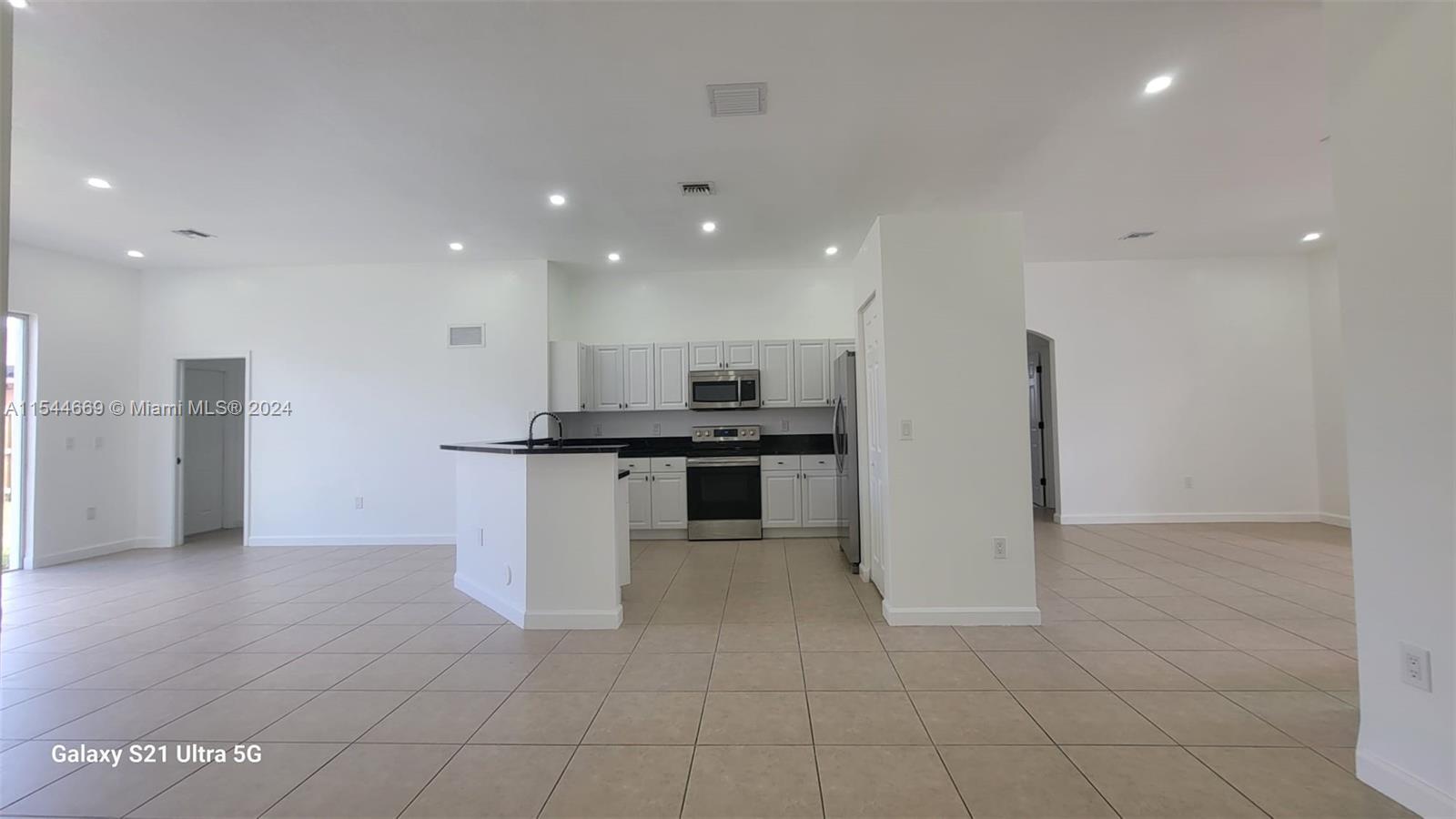 1019 NE 35th Ave 1019, Homestead, Florida 33033, 4 Bedrooms Bedrooms, ,3 BathroomsBathrooms,Residentiallease,For Rent,1019 NE 35th Ave 1019,A11544669