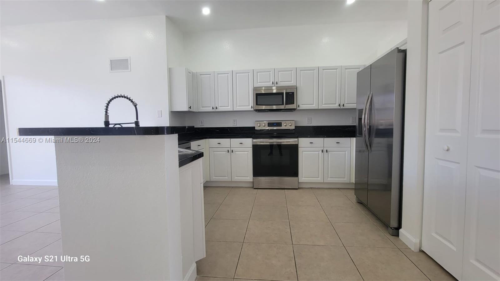 1019 NE 35th Ave 1019, Homestead, Florida 33033, 4 Bedrooms Bedrooms, ,3 BathroomsBathrooms,Residentiallease,For Rent,1019 NE 35th Ave 1019,A11544669