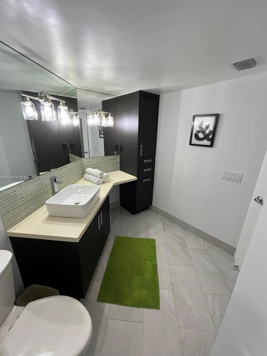 Master full bathroom