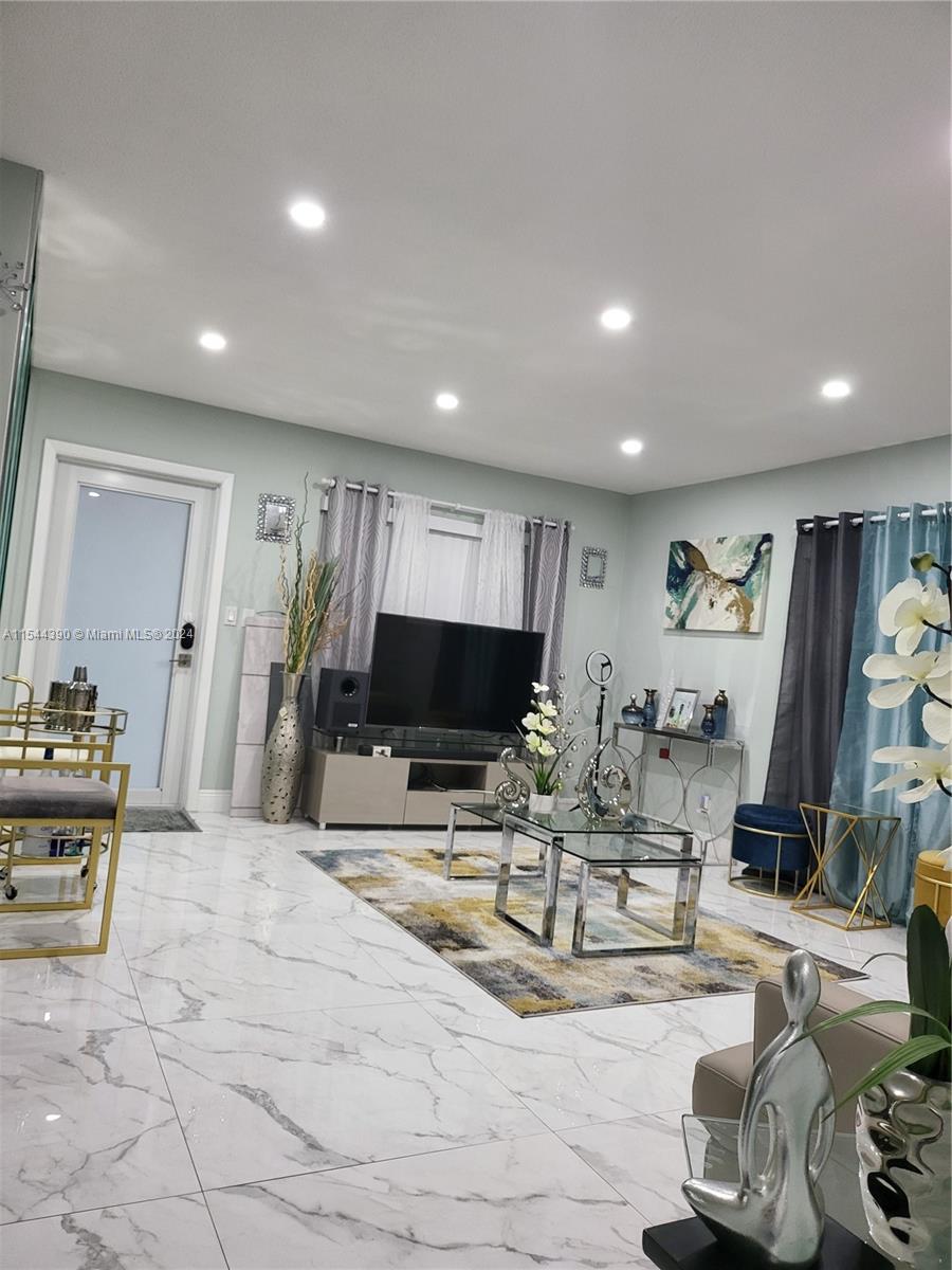 1747 Rodman St 110, Hollywood, Florida 33020, 2 Bedrooms Bedrooms, ,1 BathroomBathrooms,Residential,For Sale,1747 Rodman St 110,A11544390