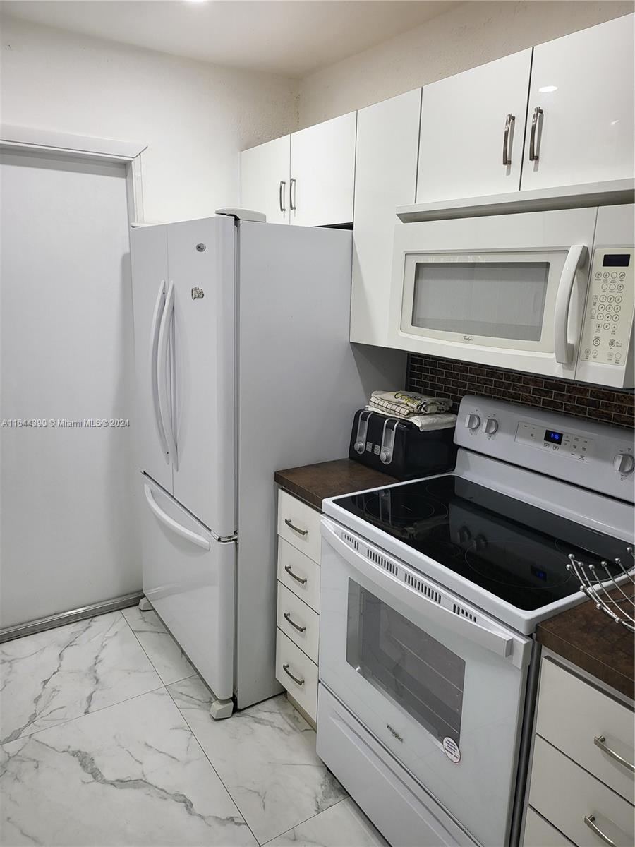 1747 Rodman St 110, Hollywood, Florida 33020, 2 Bedrooms Bedrooms, ,1 BathroomBathrooms,Residential,For Sale,1747 Rodman St 110,A11544390