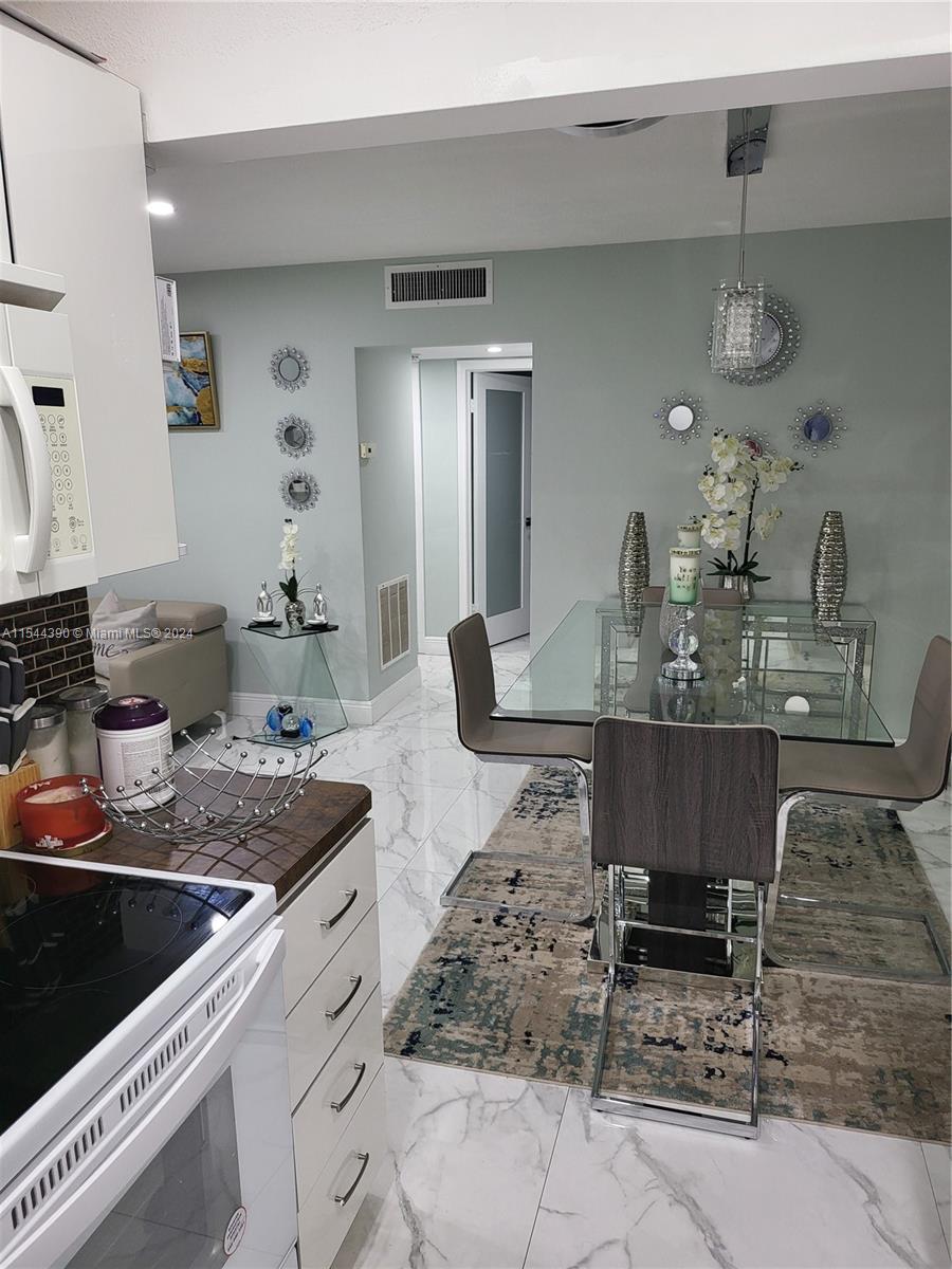 1747 Rodman St 110, Hollywood, Florida 33020, 2 Bedrooms Bedrooms, ,1 BathroomBathrooms,Residential,For Sale,1747 Rodman St 110,A11544390