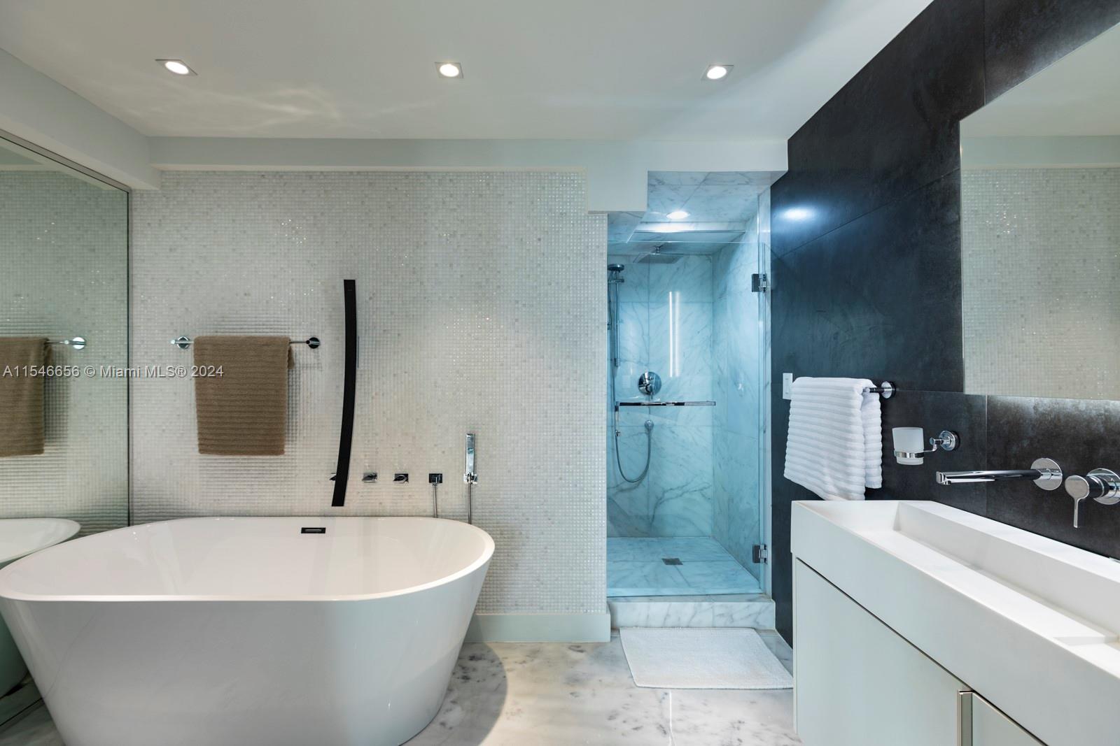 6423 Collins Ave 1404, Miami Beach, Florida 33141, 1 Bedroom Bedrooms, ,2 BathroomsBathrooms,Residential,For Sale,6423 Collins Ave 1404,A11546656