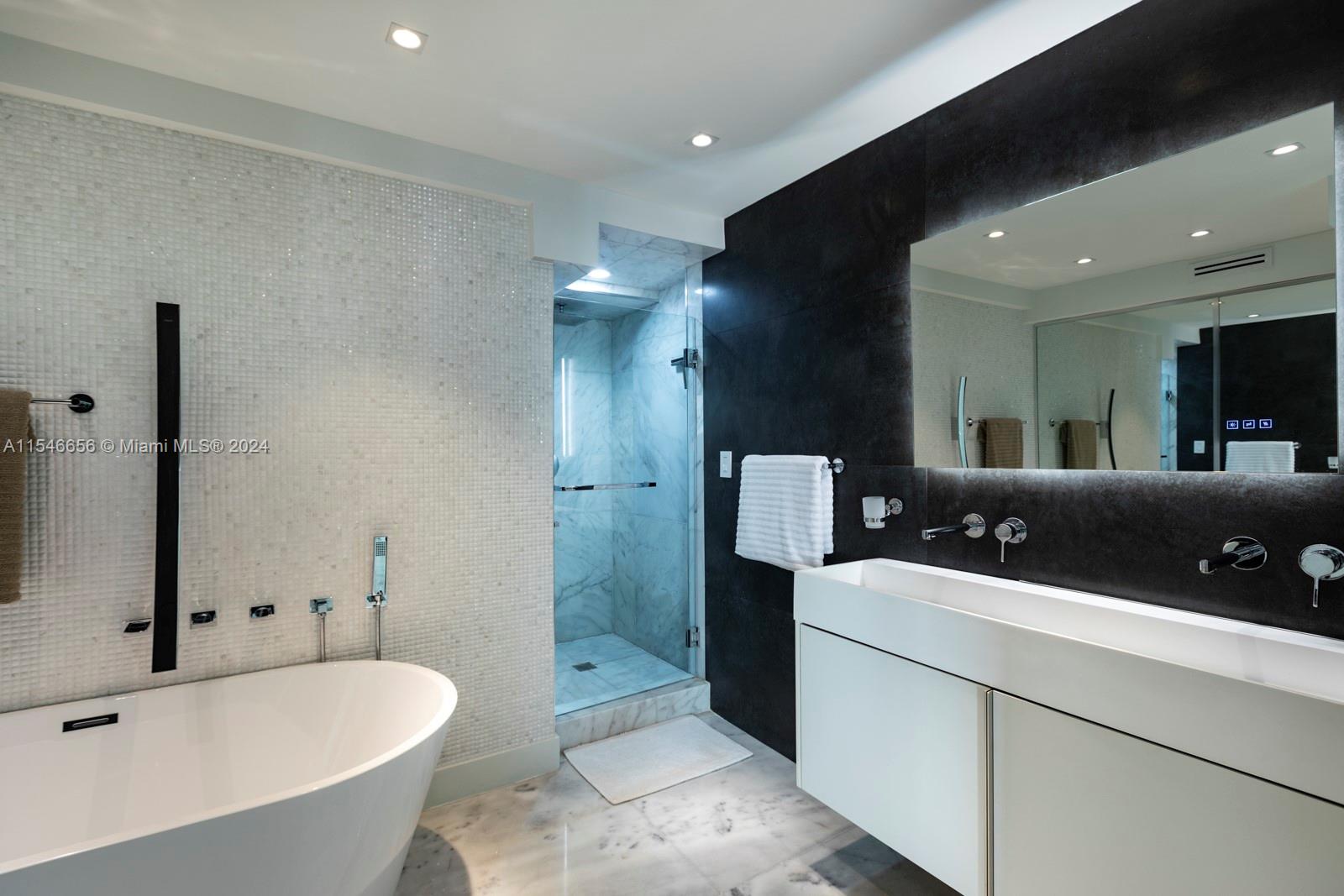 6423 Collins Ave 1404, Miami Beach, Florida 33141, 1 Bedroom Bedrooms, ,2 BathroomsBathrooms,Residential,For Sale,6423 Collins Ave 1404,A11546656