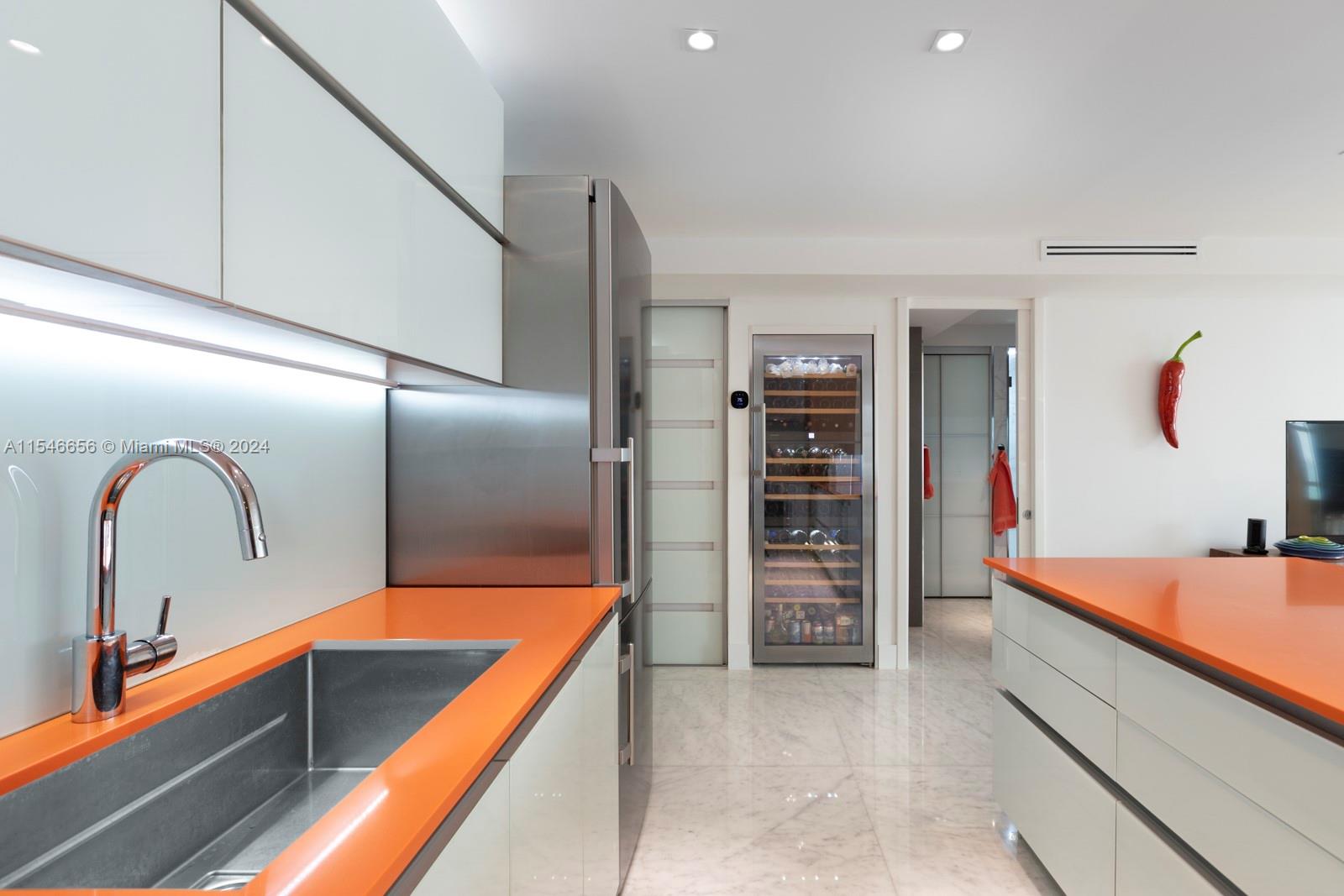 6423 Collins Ave 1404, Miami Beach, Florida 33141, 1 Bedroom Bedrooms, ,2 BathroomsBathrooms,Residential,For Sale,6423 Collins Ave 1404,A11546656