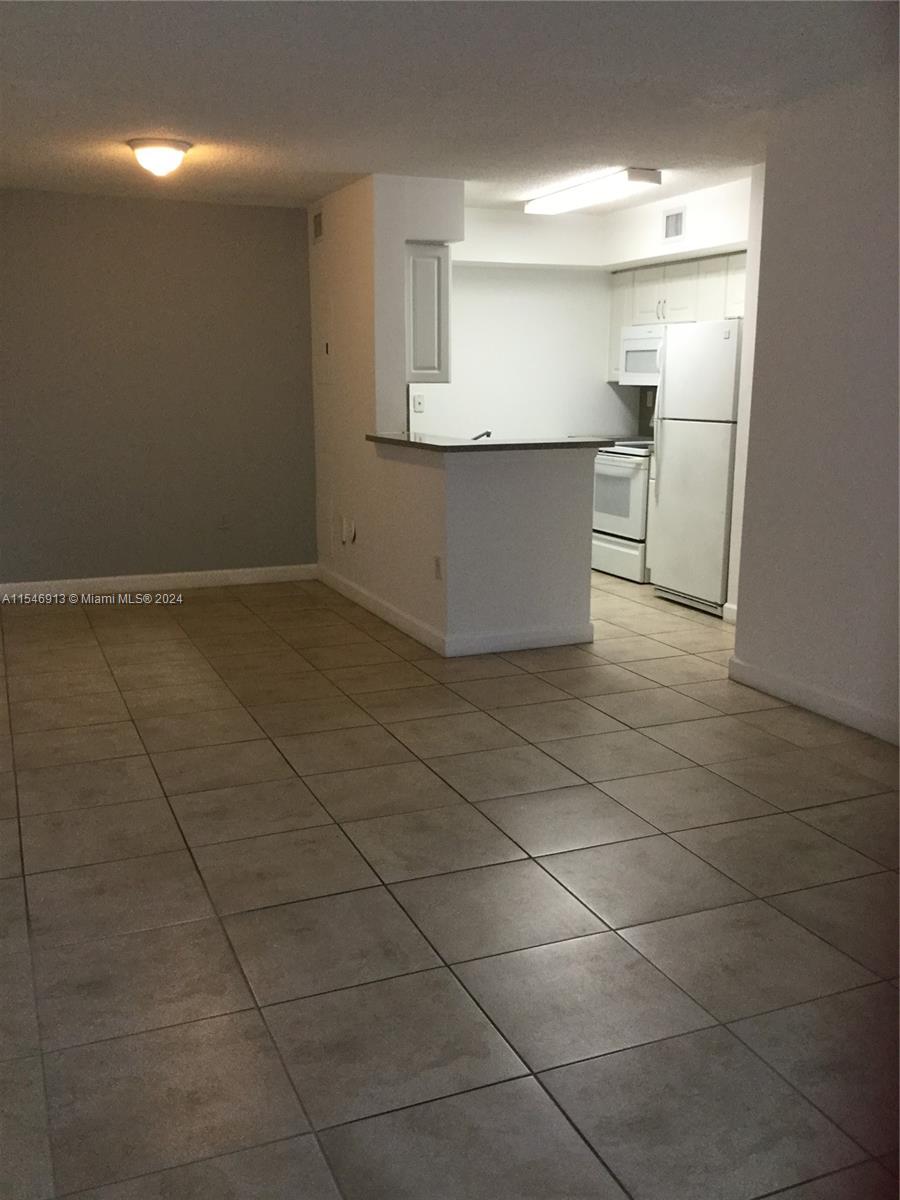 15241 SW 80th St 307, Miami, Florida 33193, 4 Bedrooms Bedrooms, ,2 BathroomsBathrooms,Residentiallease,For Rent,15241 SW 80th St 307,A11546913