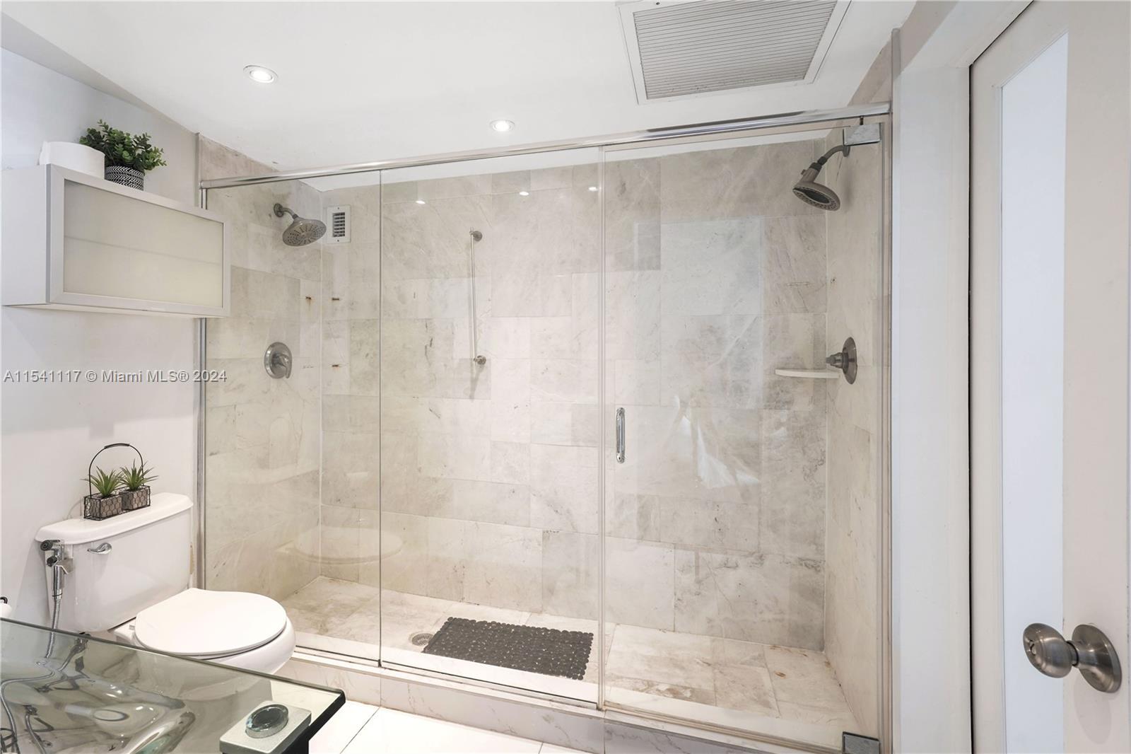 Hollywood, Florida 33019, 1 Bedroom Bedrooms, ,1 BathroomBathrooms,Residential,For Sale,A11541117