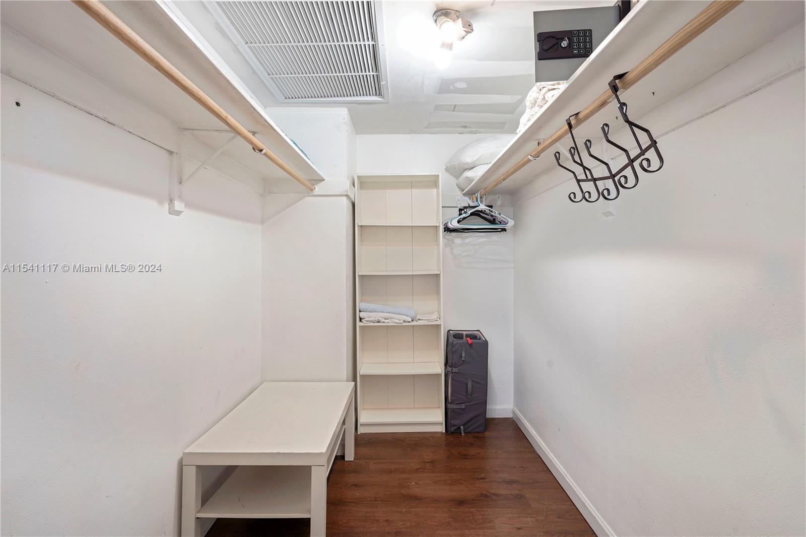 Hollywood, Florida 33019, 1 Bedroom Bedrooms, ,1 BathroomBathrooms,Residential,For Sale,A11541117