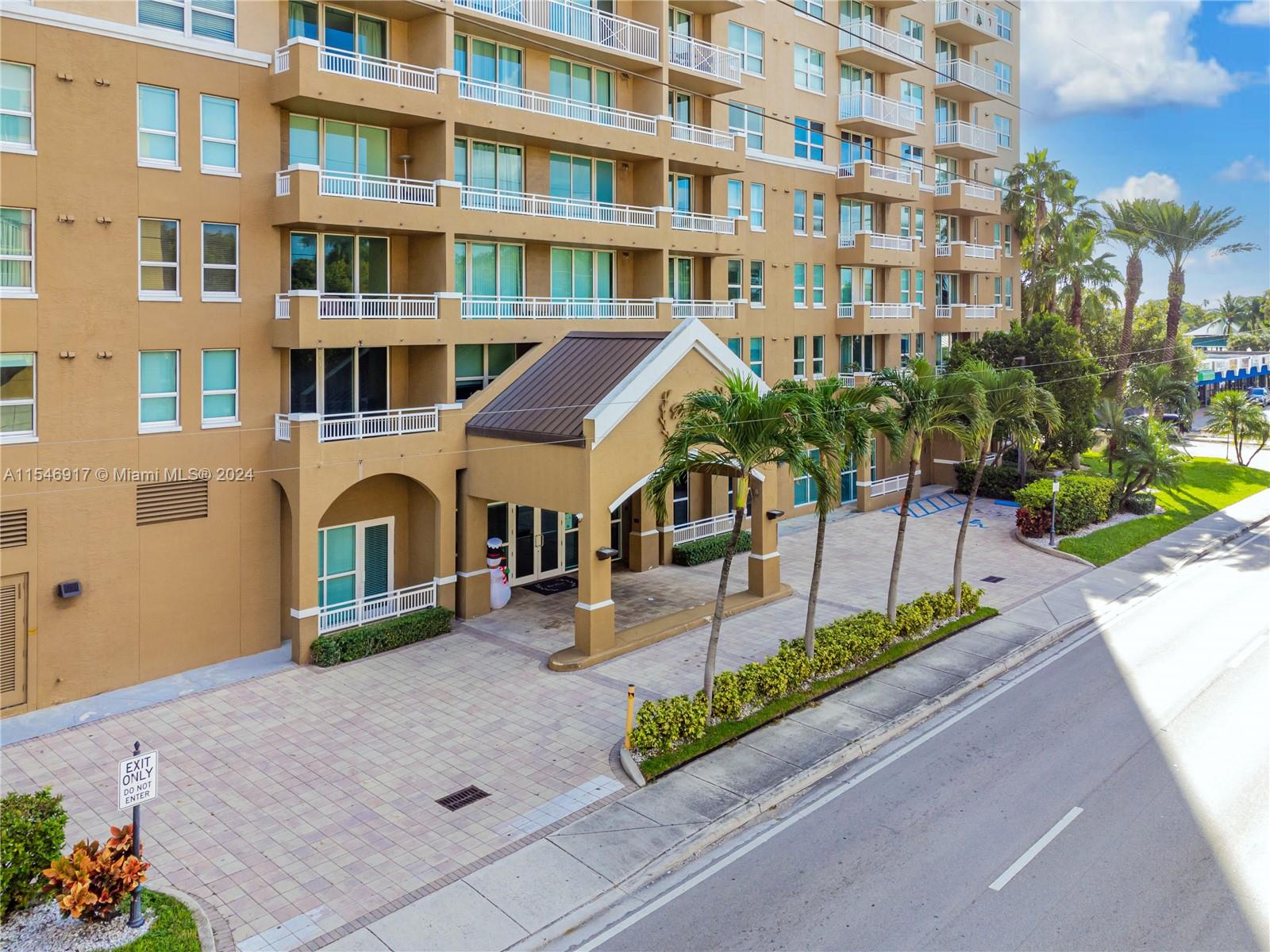 Great and completely upgraded unit available at Davinci! This 2/2 corner unit has 2 balconies overlooking Coral Gables and Coconut Grove, it's been freshly painted and all the appliances are brand new including the washer and the dryer full size. Both rooms are spacious with walking closets. Davinci is a great building in the heart of Miami close to the airport, Miracle Mile, Brickell, and the metro rail among others.
