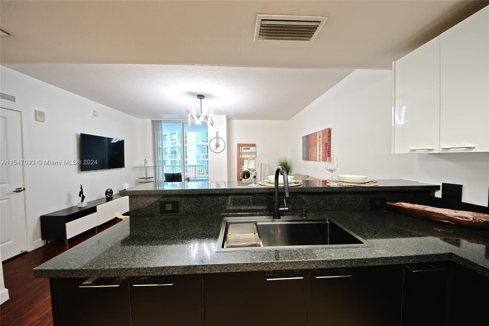 170 SE 14th St 2303, Miami, Florida 33131, 1 Bedroom Bedrooms, ,1 BathroomBathrooms,Residentiallease,For Rent,170 SE 14th St 2303,A11547093