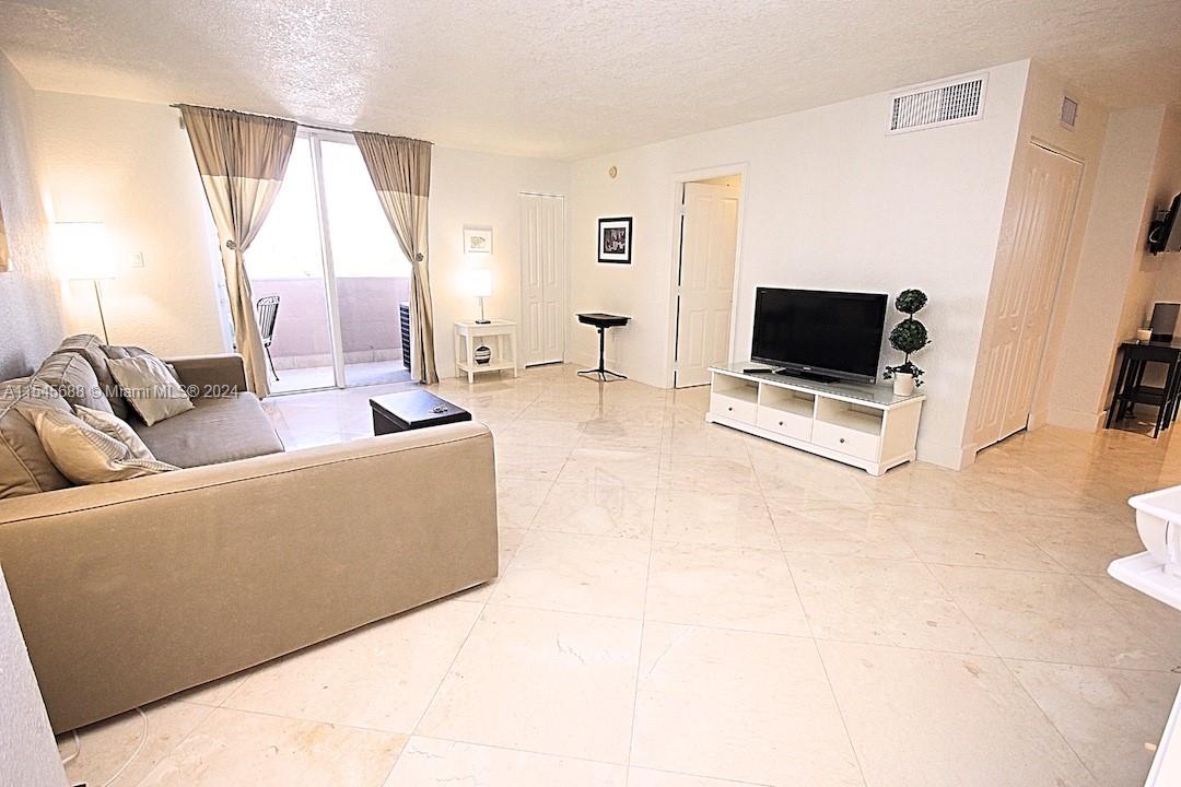 1750 James Ave 5D, Miami Beach, Florida 33139, 1 Bedroom Bedrooms, ,2 BathroomsBathrooms,Residentiallease,For Rent,1750 James Ave 5D,A11545688