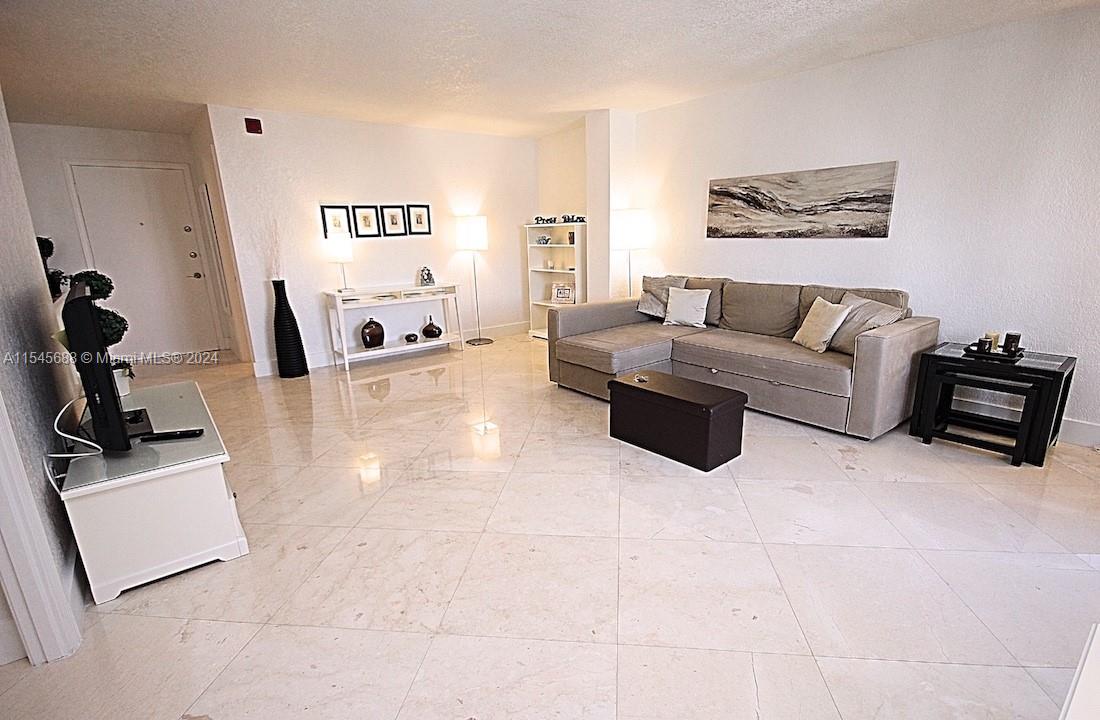 1750 James Ave 5D, Miami Beach, Florida 33139, 1 Bedroom Bedrooms, ,2 BathroomsBathrooms,Residentiallease,For Rent,1750 James Ave 5D,A11545688