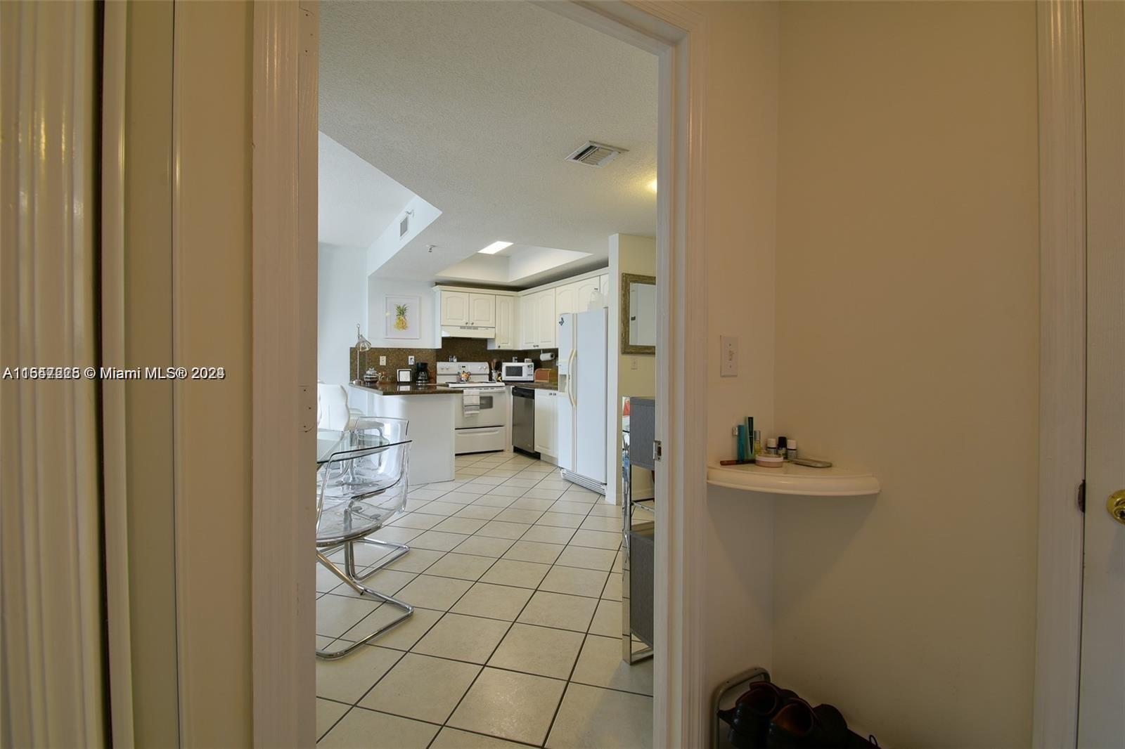 Miami, Florida 33145, 1 Bedroom Bedrooms, ,1 BathroomBathrooms,Residentiallease,For Rent,A11547225