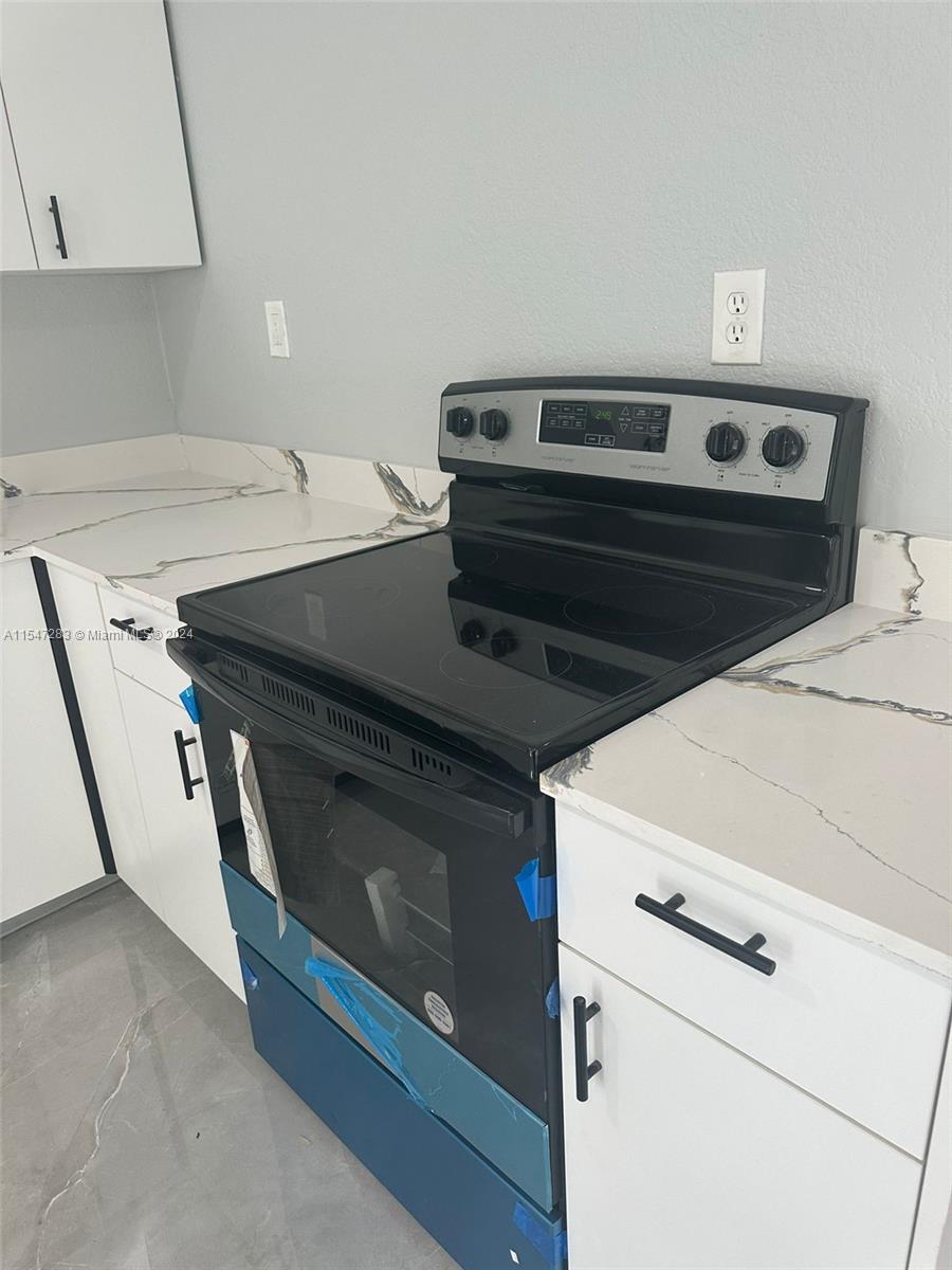 2842 Washington St 2, Hollywood, Florida 33020, 2 Bedrooms Bedrooms, ,1 BathroomBathrooms,Residentiallease,For Rent,2842 Washington St 2,A11547283