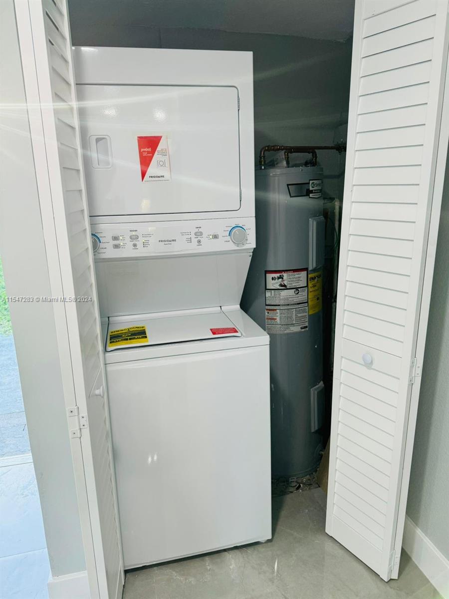 2842 Washington St 2, Hollywood, Florida 33020, 2 Bedrooms Bedrooms, ,1 BathroomBathrooms,Residentiallease,For Rent,2842 Washington St 2,A11547283