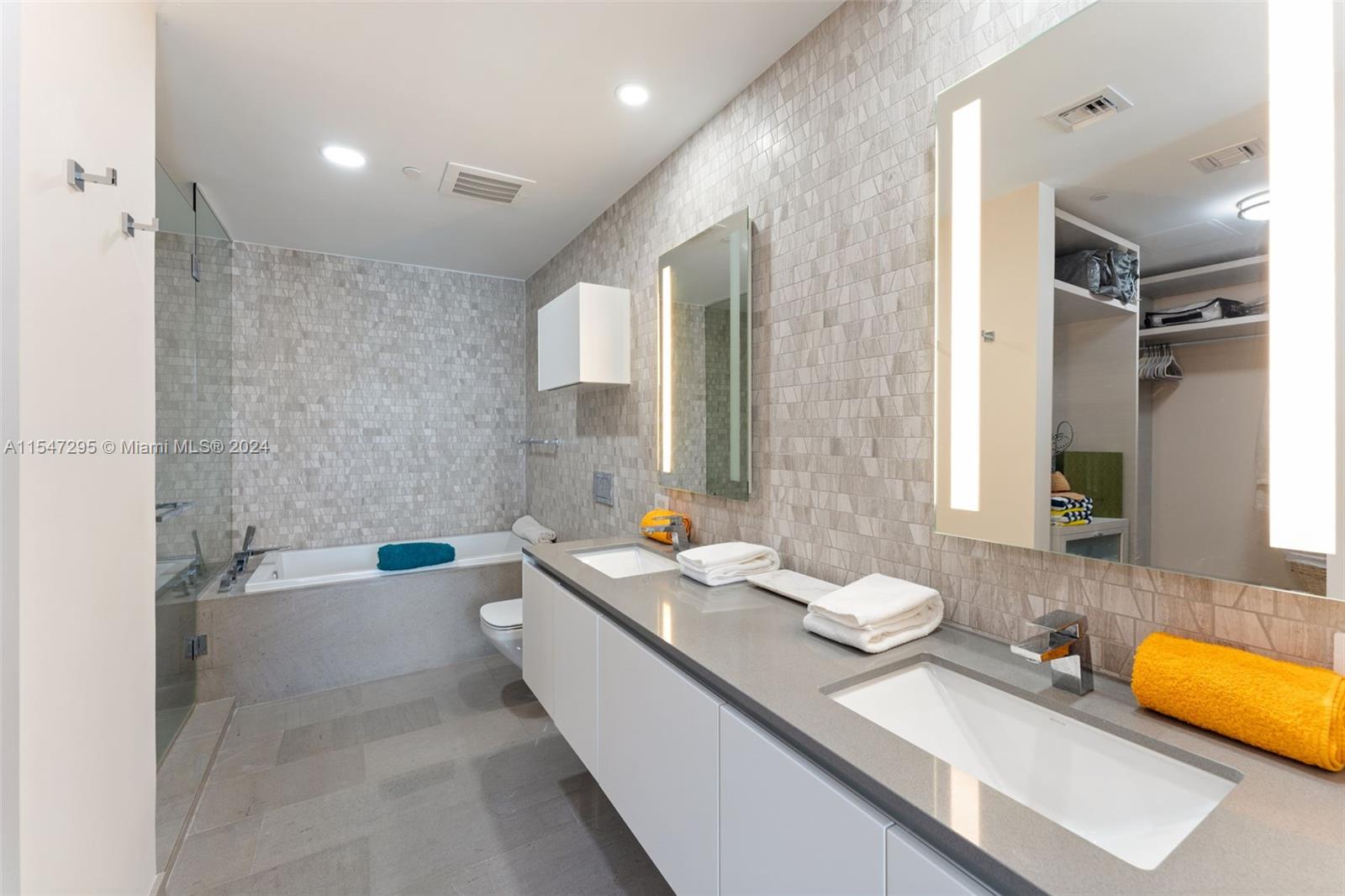 88 SW 7th St 1708, Miami, Florida 33130, 1 Bedroom Bedrooms, ,1 BathroomBathrooms,Residentiallease,For Rent,88 SW 7th St 1708,A11547295