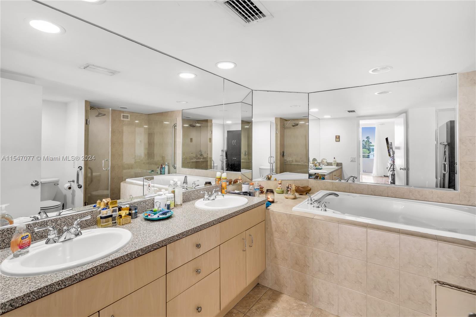 5600 Collins Ave 4S, Miami Beach, Florida 33140, 2 Bedrooms Bedrooms, ,2 BathroomsBathrooms,Residential,For Sale,5600 Collins Ave 4S,A11547077