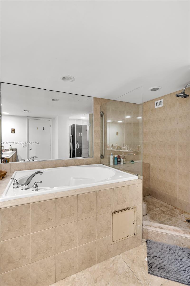 5600 Collins Ave 4S, Miami Beach, Florida 33140, 2 Bedrooms Bedrooms, ,2 BathroomsBathrooms,Residential,For Sale,5600 Collins Ave 4S,A11547077