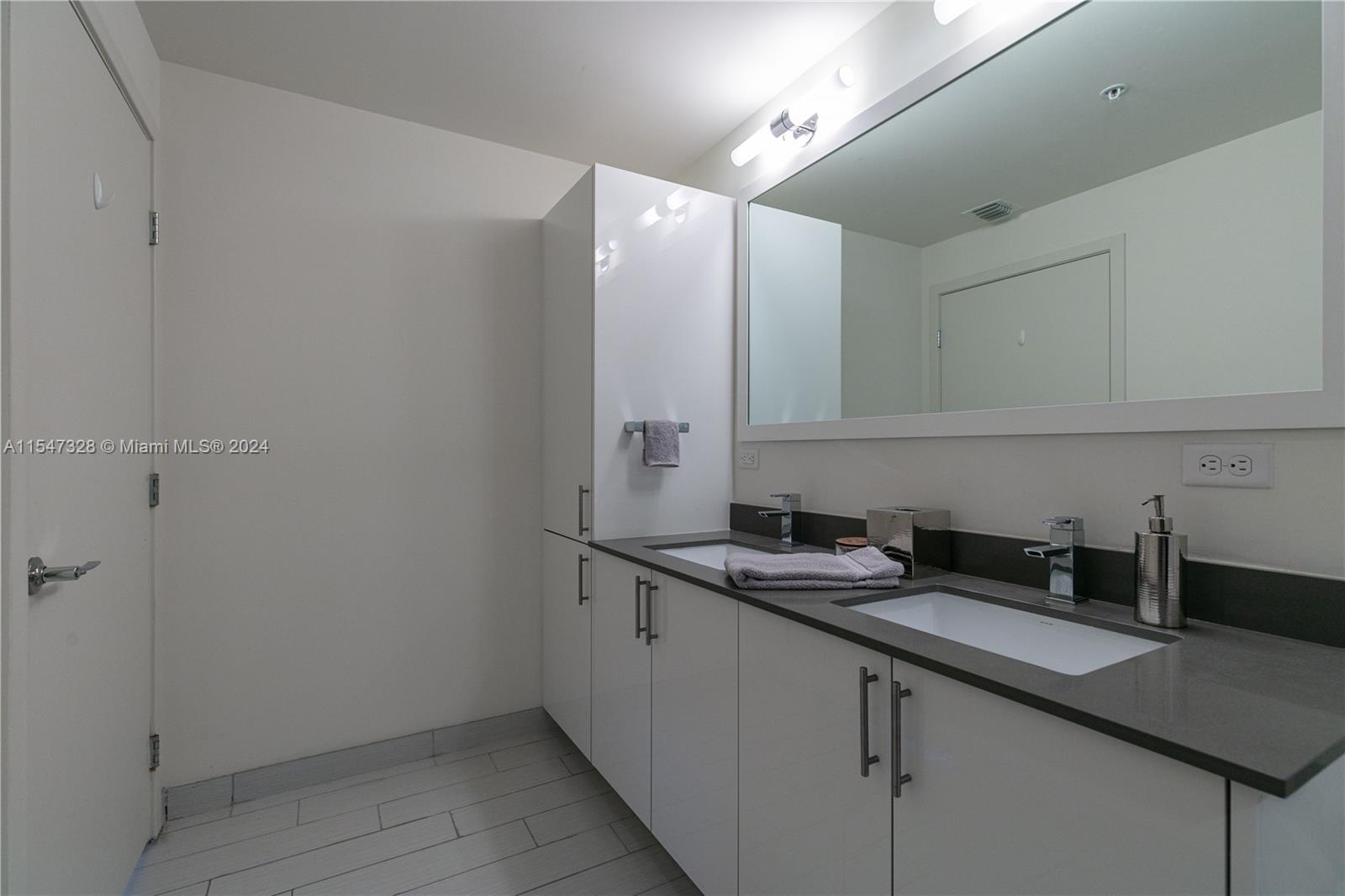 999 SW 1st Ave 2317, Miami, Florida 33131, 3 Bedrooms Bedrooms, ,2 BathroomsBathrooms,Residential,For Sale,999 SW 1st Ave 2317,A11547328