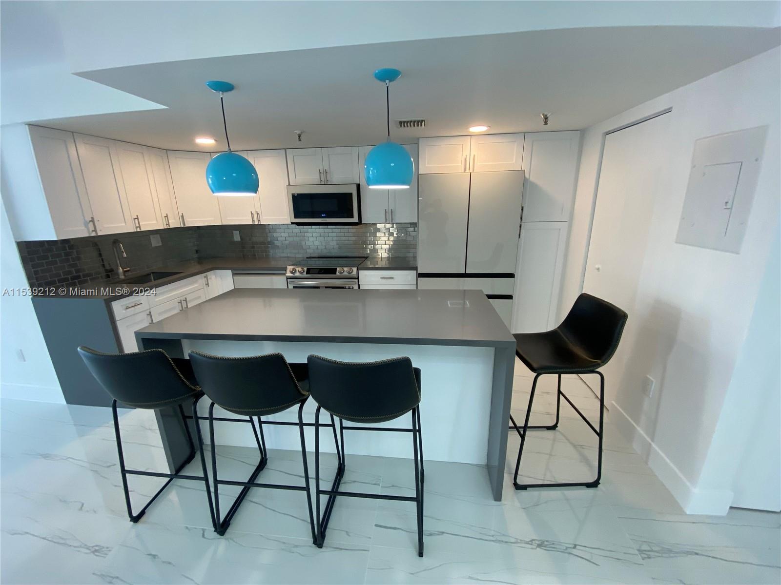 7832 Collins Ave 201, Miami Beach, Florida 33141, 2 Bedrooms Bedrooms, ,2 BathroomsBathrooms,Residentiallease,For Rent,7832 Collins Ave 201,A11539212