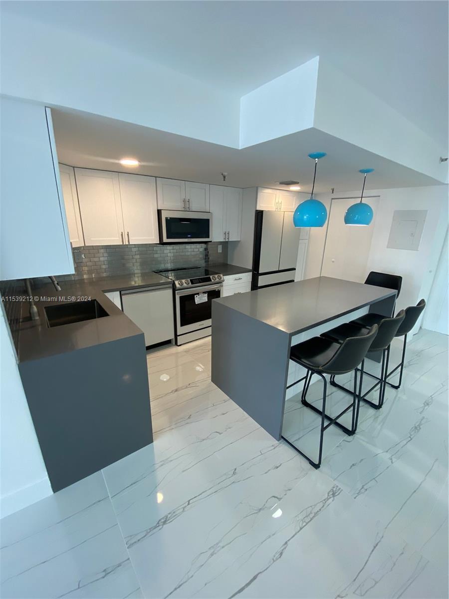 7832 Collins Ave 201, Miami Beach, Florida 33141, 2 Bedrooms Bedrooms, ,2 BathroomsBathrooms,Residentiallease,For Rent,7832 Collins Ave 201,A11539212