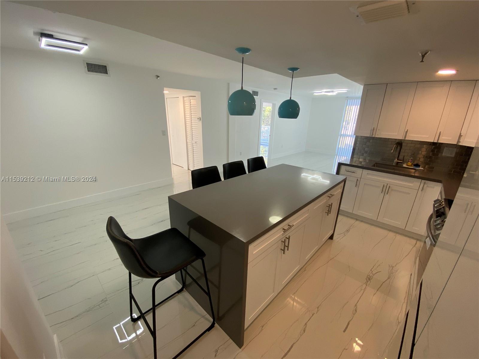 7832 Collins Ave 201, Miami Beach, Florida 33141, 2 Bedrooms Bedrooms, ,2 BathroomsBathrooms,Residentiallease,For Rent,7832 Collins Ave 201,A11539212