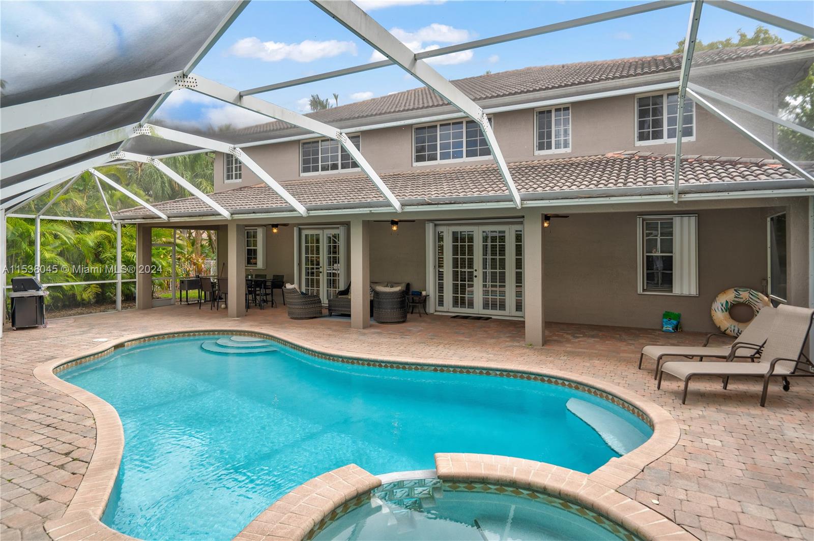 2nd story rooms have a great view of the pool