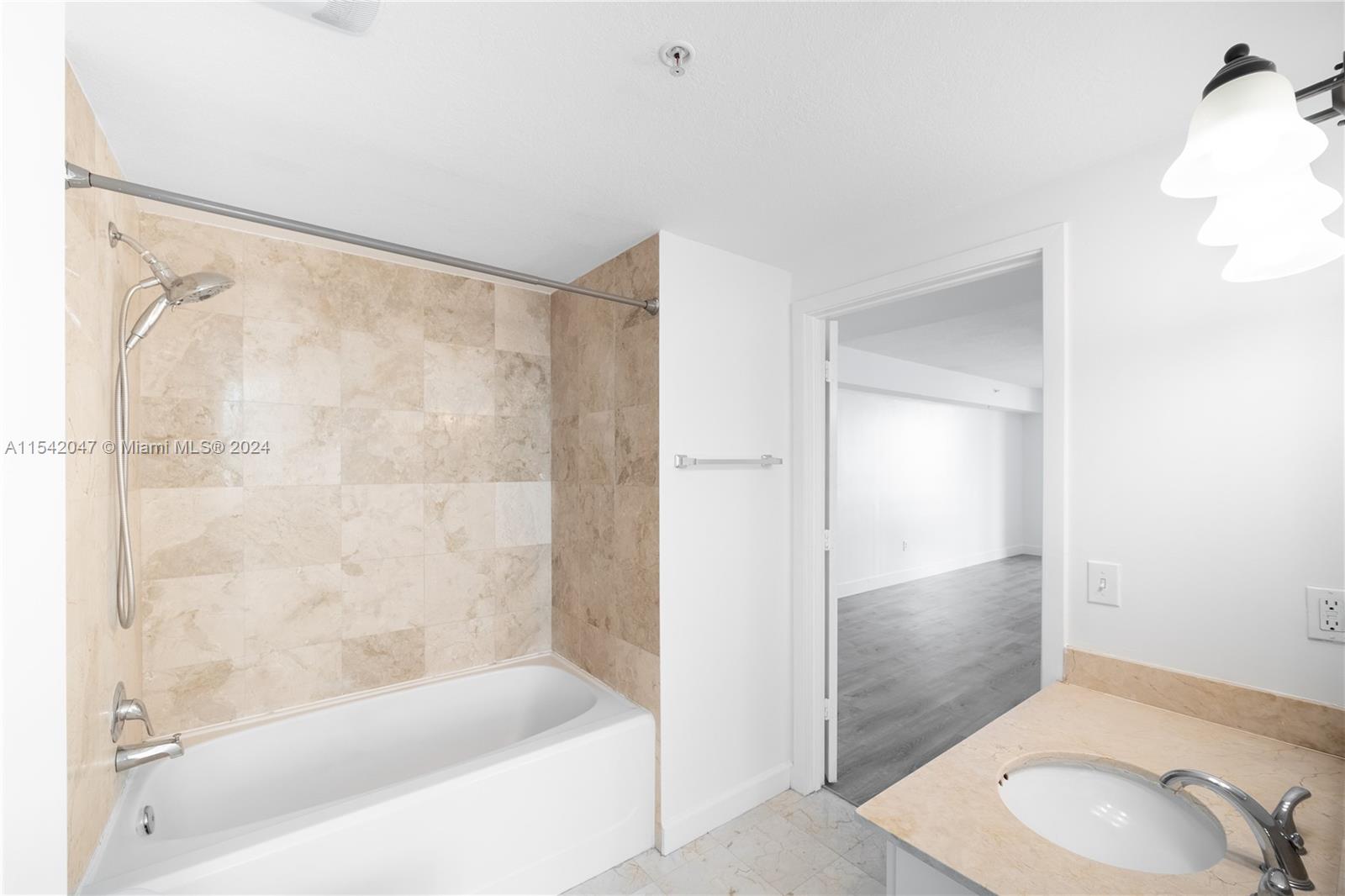 170 SE 14th St 2204, Miami, Florida 33131, 2 Bedrooms Bedrooms, ,2 BathroomsBathrooms,Residentiallease,For Rent,170 SE 14th St 2204,A11542047
