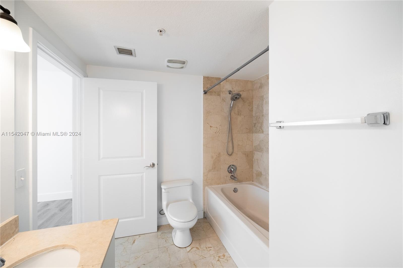 170 SE 14th St 2204, Miami, Florida 33131, 2 Bedrooms Bedrooms, ,2 BathroomsBathrooms,Residentiallease,For Rent,170 SE 14th St 2204,A11542047